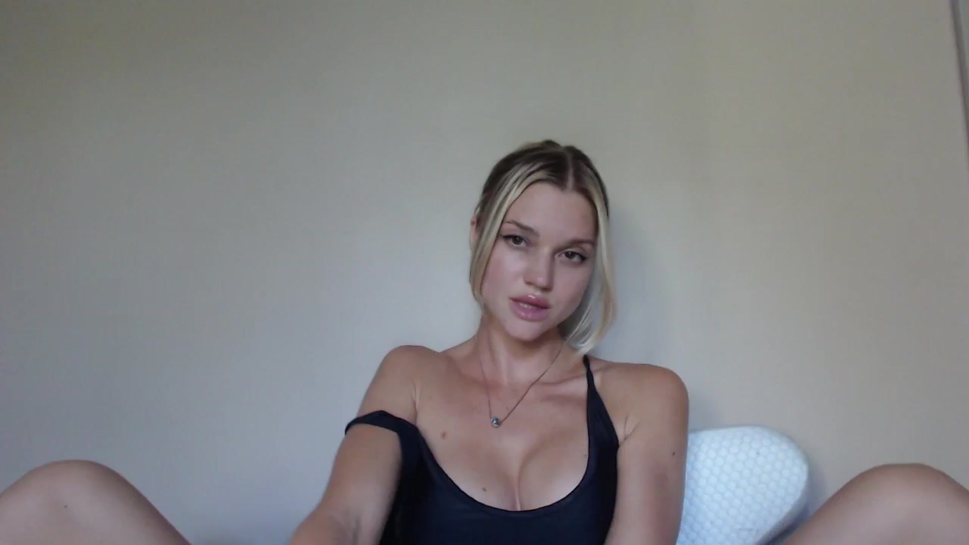 Gallery image thumbnail from Qeeensgambit's myfreecams stream on, 08/06/2025, 14:03 image 9 of 20