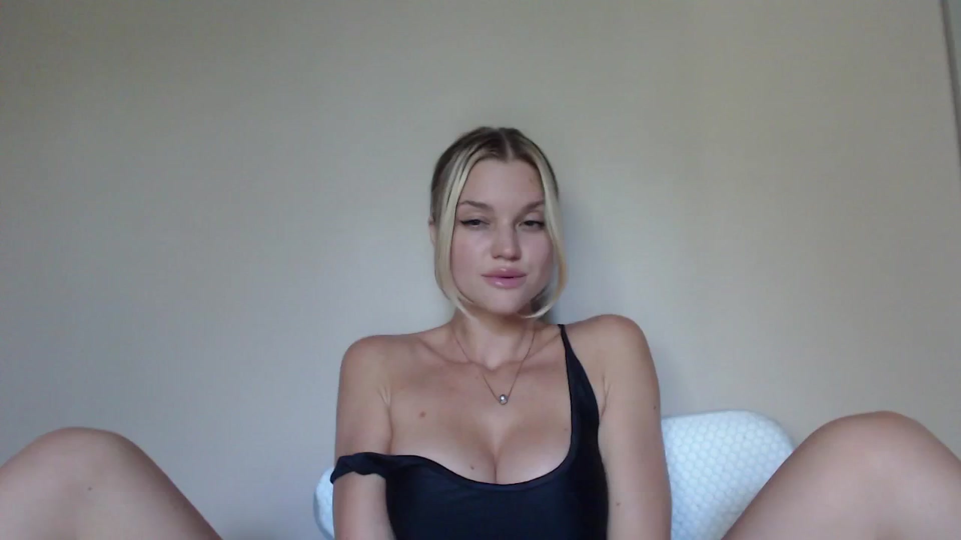 Gallery image thumbnail from Qeeensgambit's myfreecams stream on, 08/06/2025, 14:03 image 8 of 20