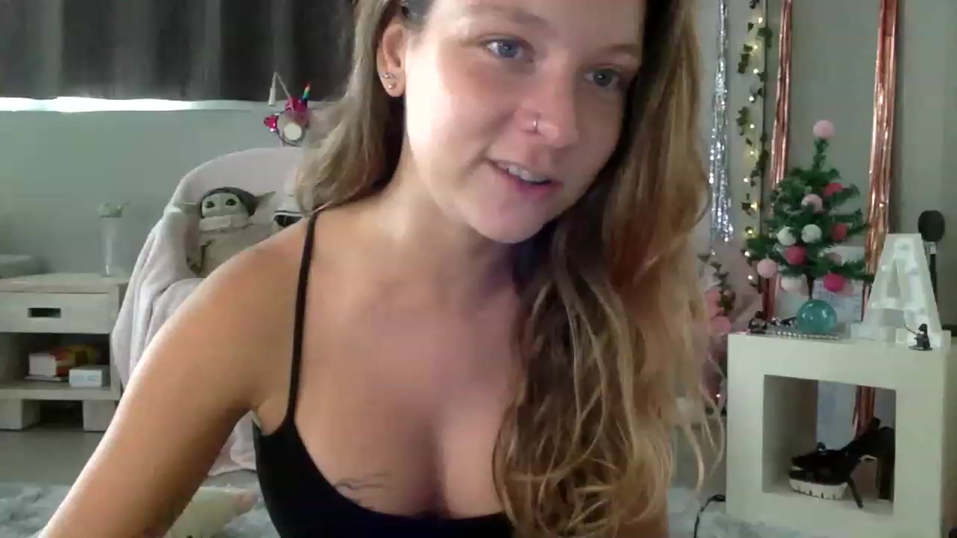 Gallery image thumbnail from Qi_ra's myfreecams stream on, 12/19/2022, 04:15 image 2 of 20