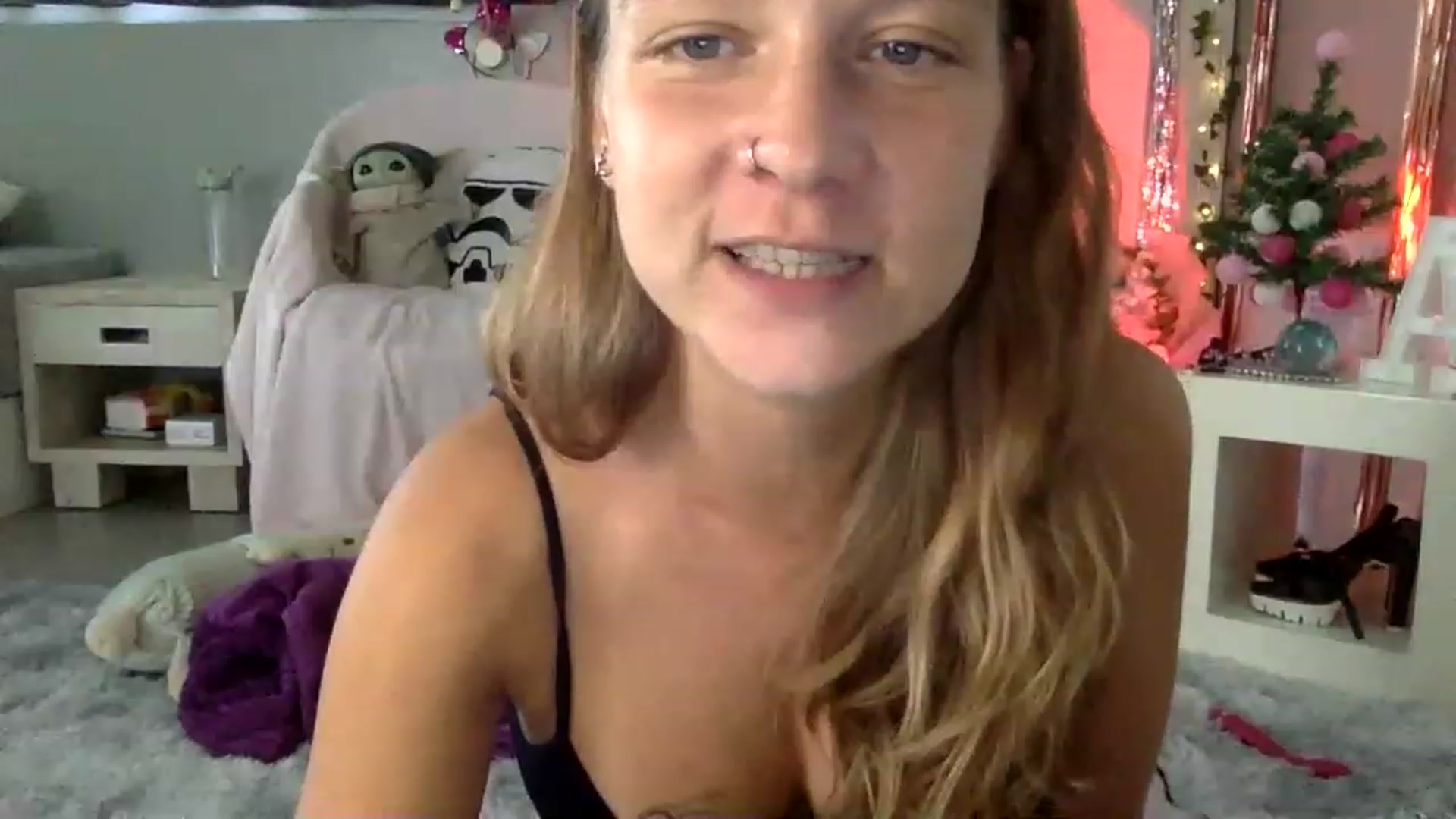 Gallery image thumbnail from Qi_ra's myfreecams stream on, 12/19/2022, 05:07 image 9 of 20