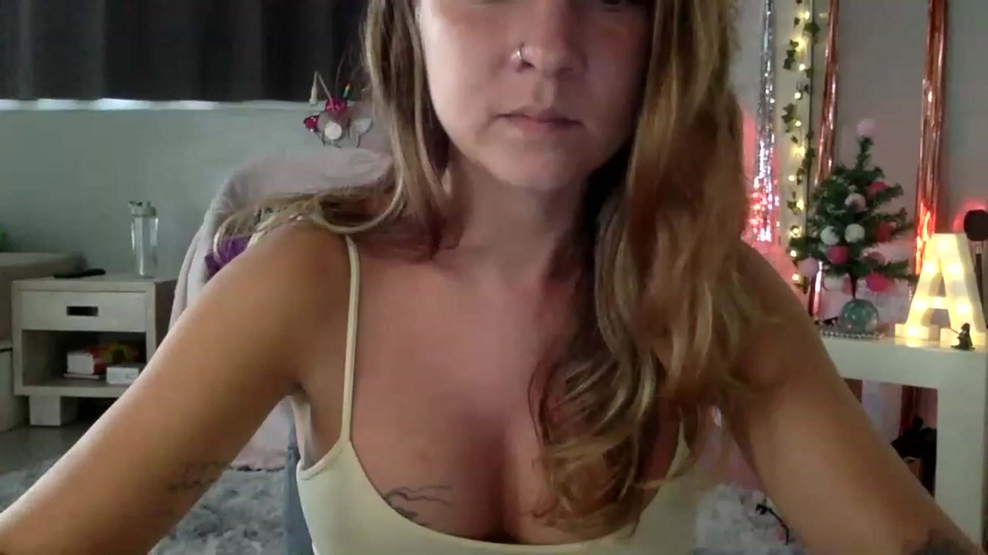 Gallery image thumbnail from Qi_ra's myfreecams stream on, 12/22/2022, 01:45 image 16 of 20