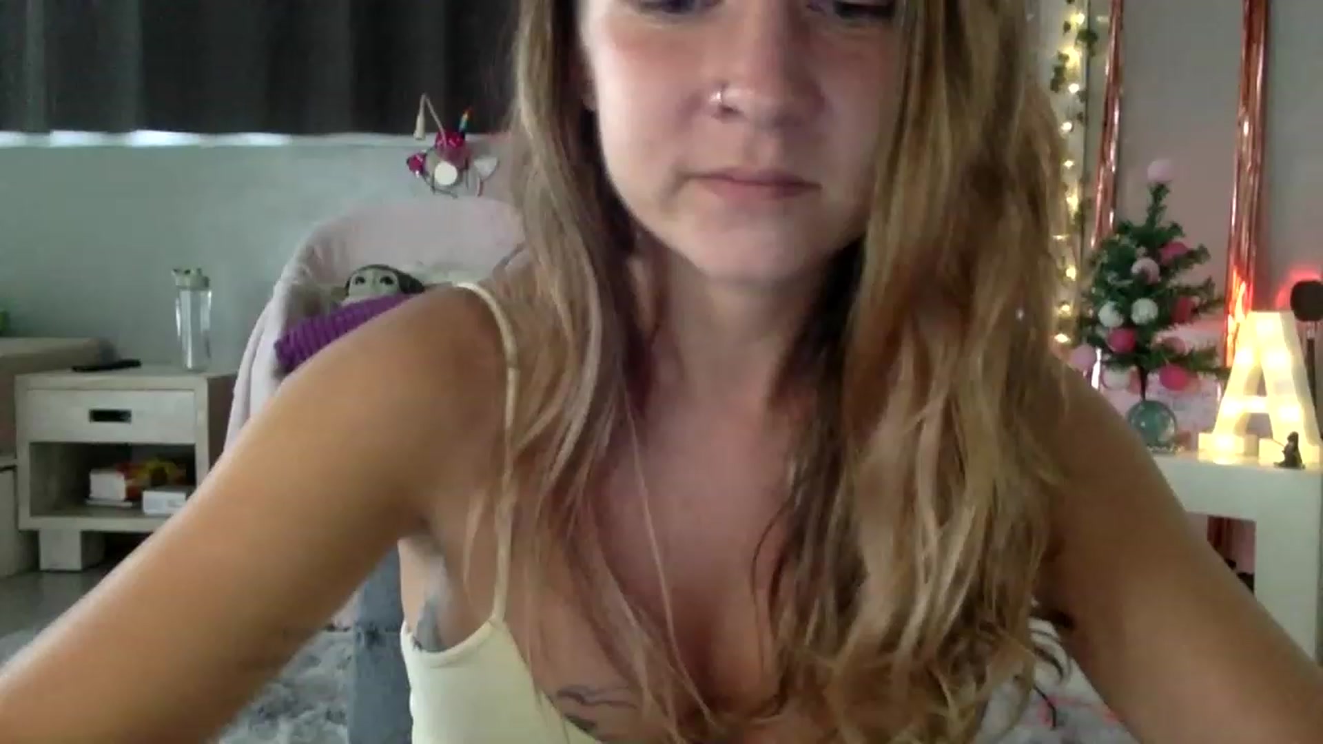 Gallery image thumbnail from Qi_ra's myfreecams stream on, 12/22/2022, 01:45 image 20 of 20