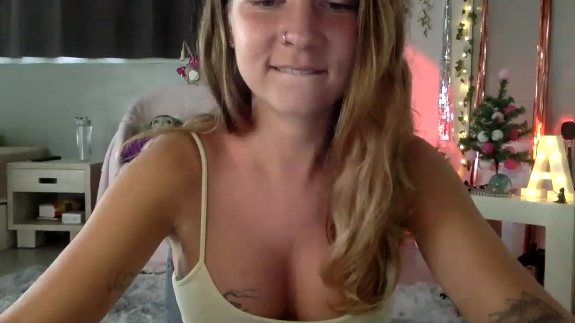 Gallery image thumbnail from Qi_ra's myfreecams stream on, 12/22/2022, 01:45 image 17 of 20
