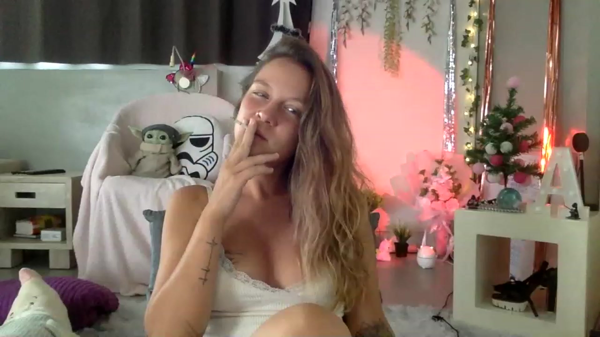 Gallery image thumbnail from Qi_ra's myfreecams stream on, 12/23/2022, 02:14 image 7 of 20