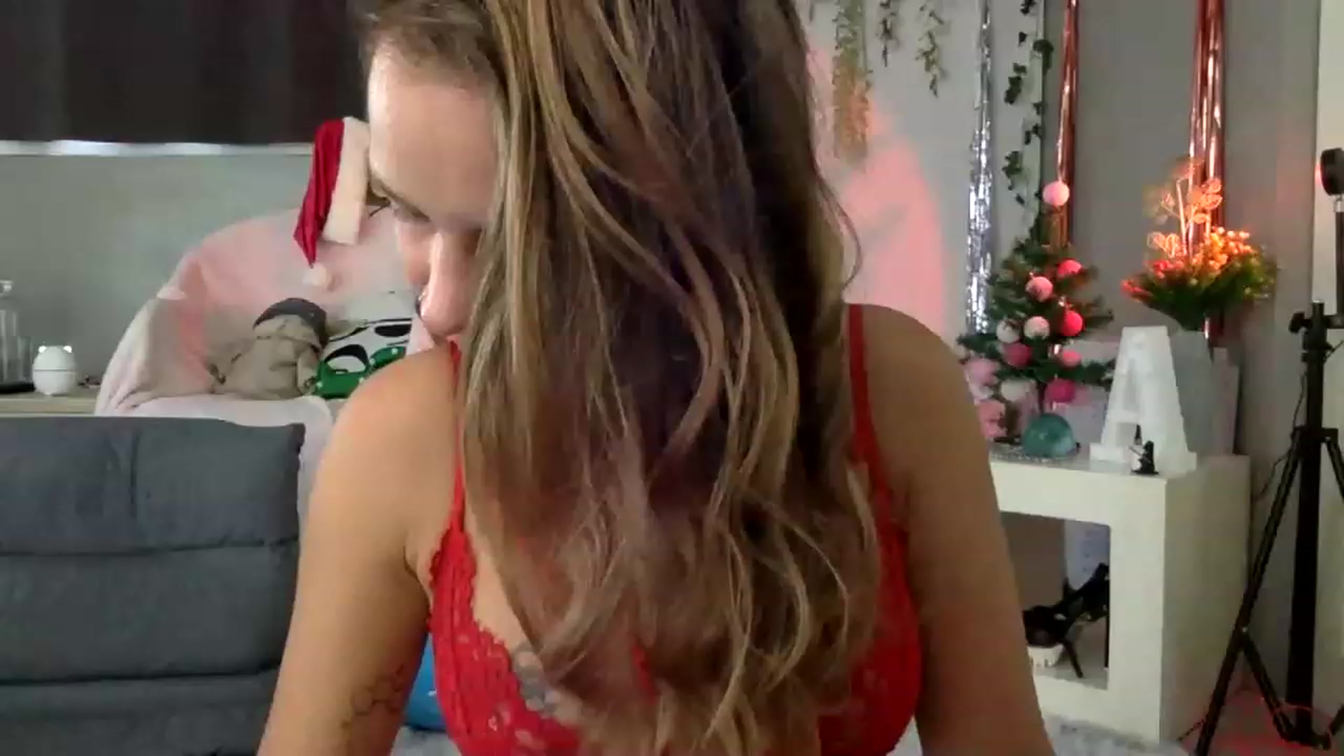 Gallery image thumbnail from Qi_ra's myfreecams stream on, 12/27/2022, 04:19 image 17 of 20