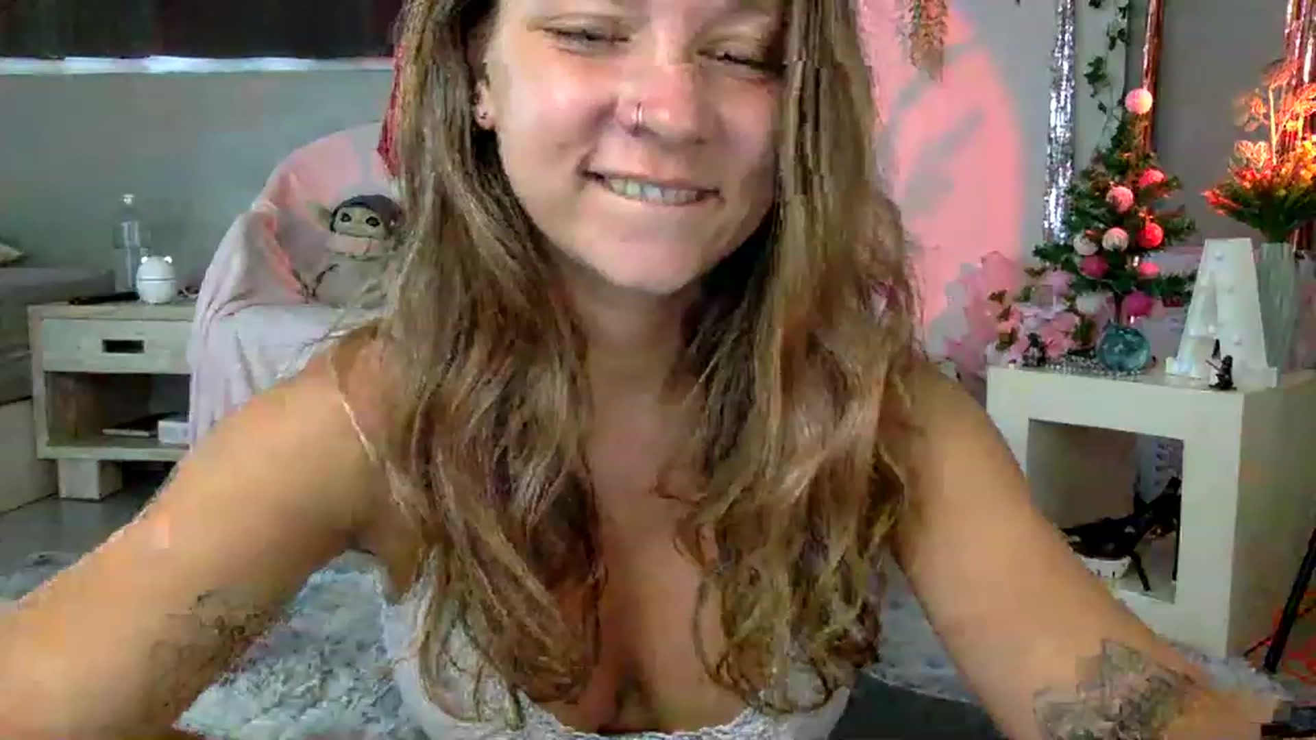 Gallery image thumbnail from Qi_ra's myfreecams stream on, 12/28/2022, 02:52 image 9 of 20
