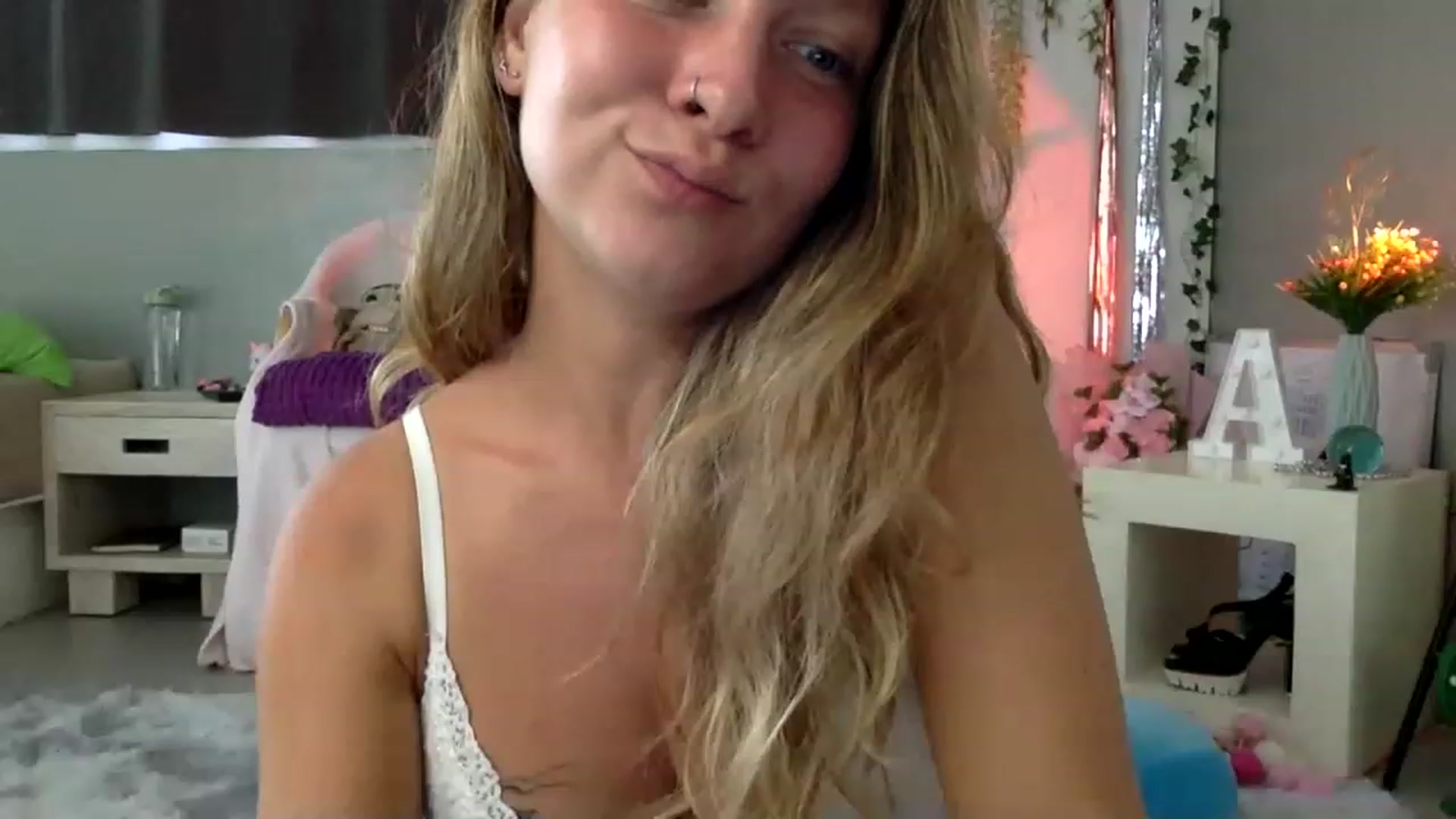 Gallery image thumbnail from Qi_ra's myfreecams stream on, 02/08/2023, 02:57 image 17 of 20