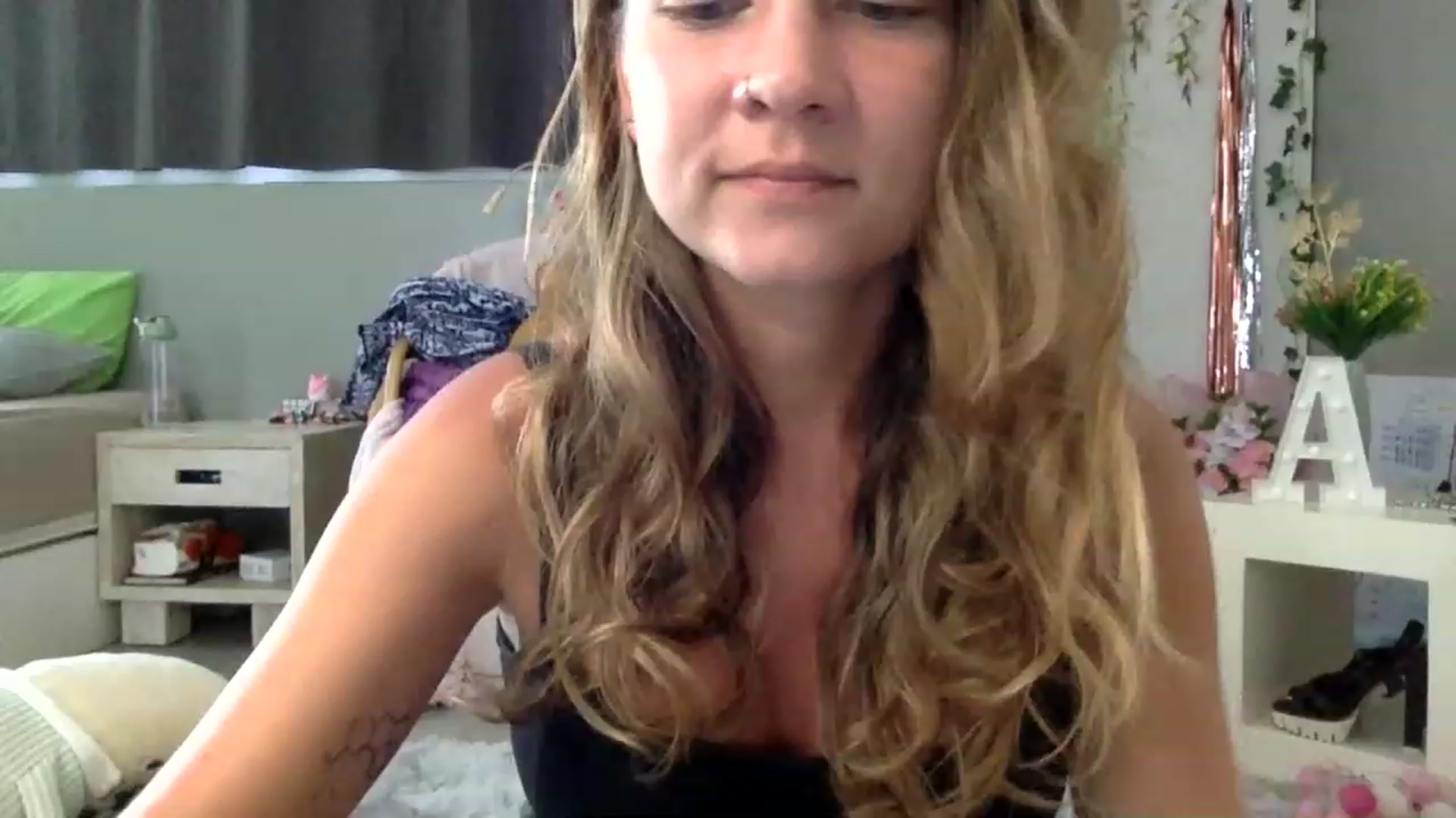 Gallery image thumbnail from Qi_ra's myfreecams stream on, 02/19/2023, 02:44 image 5 of 20