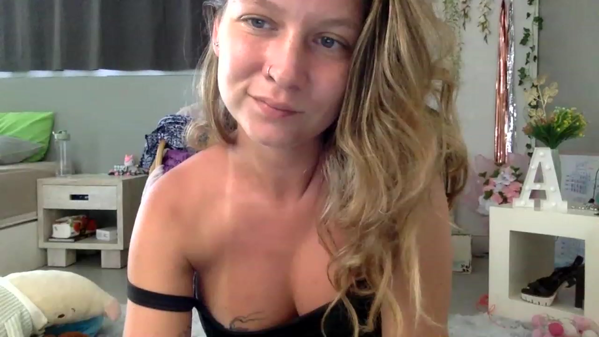 Gallery image thumbnail from Qi_ra's myfreecams stream on, 02/19/2023, 02:44 image 8 of 20