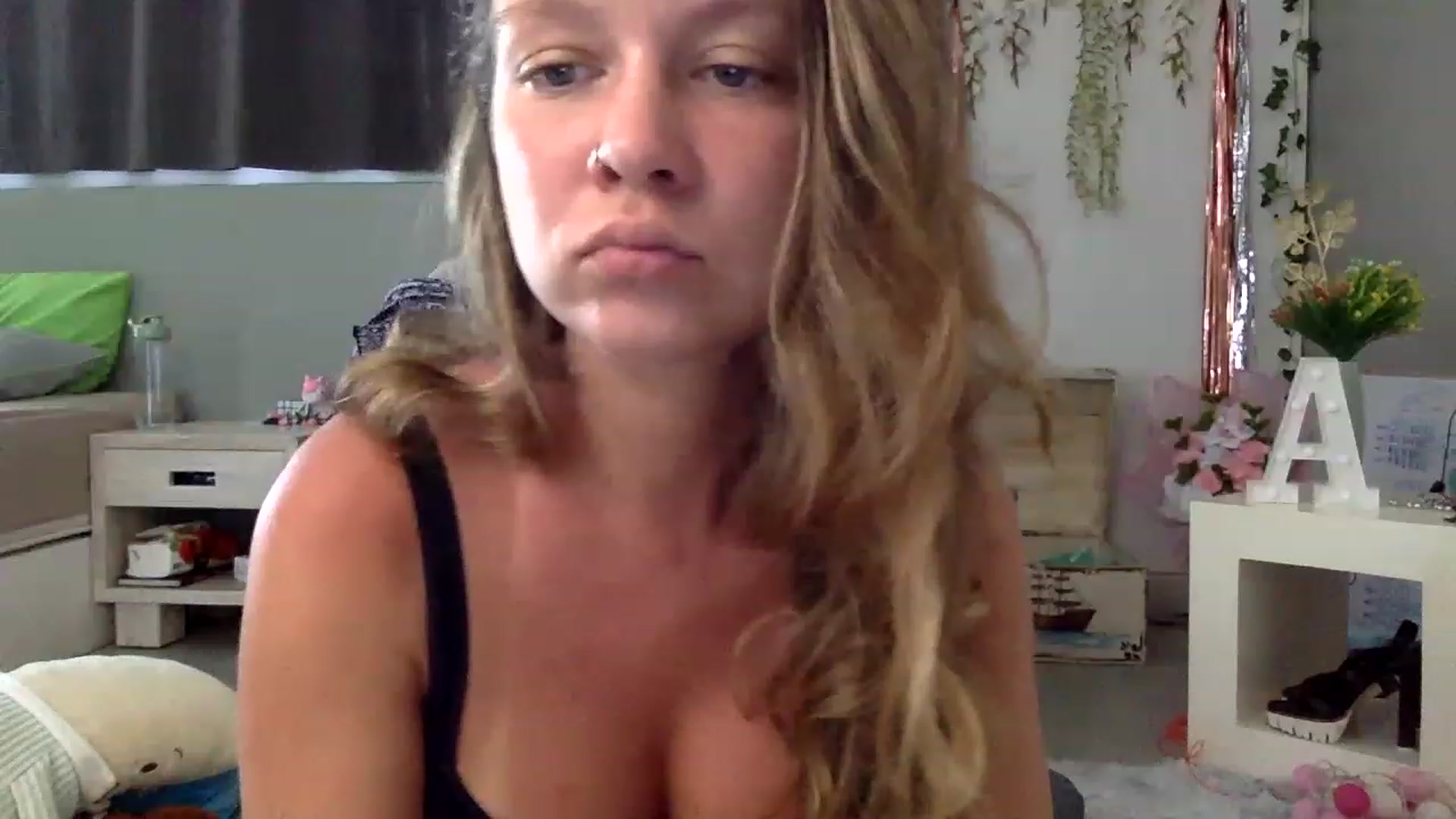 Gallery image thumbnail from Qi_ra's myfreecams stream on, 02/19/2023, 02:44 image 12 of 20