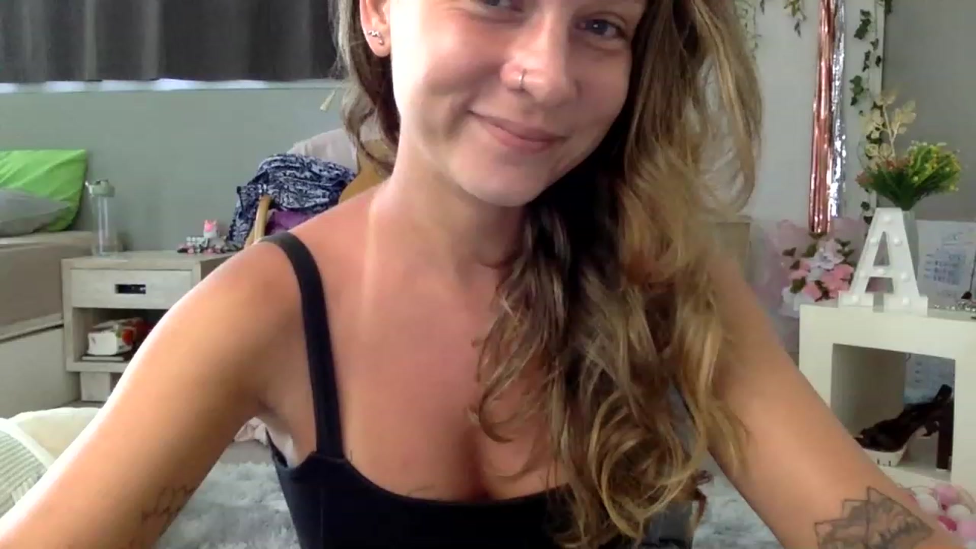 Gallery image thumbnail from Qi_ra's myfreecams stream on, 02/19/2023, 02:44 image 1 of 20