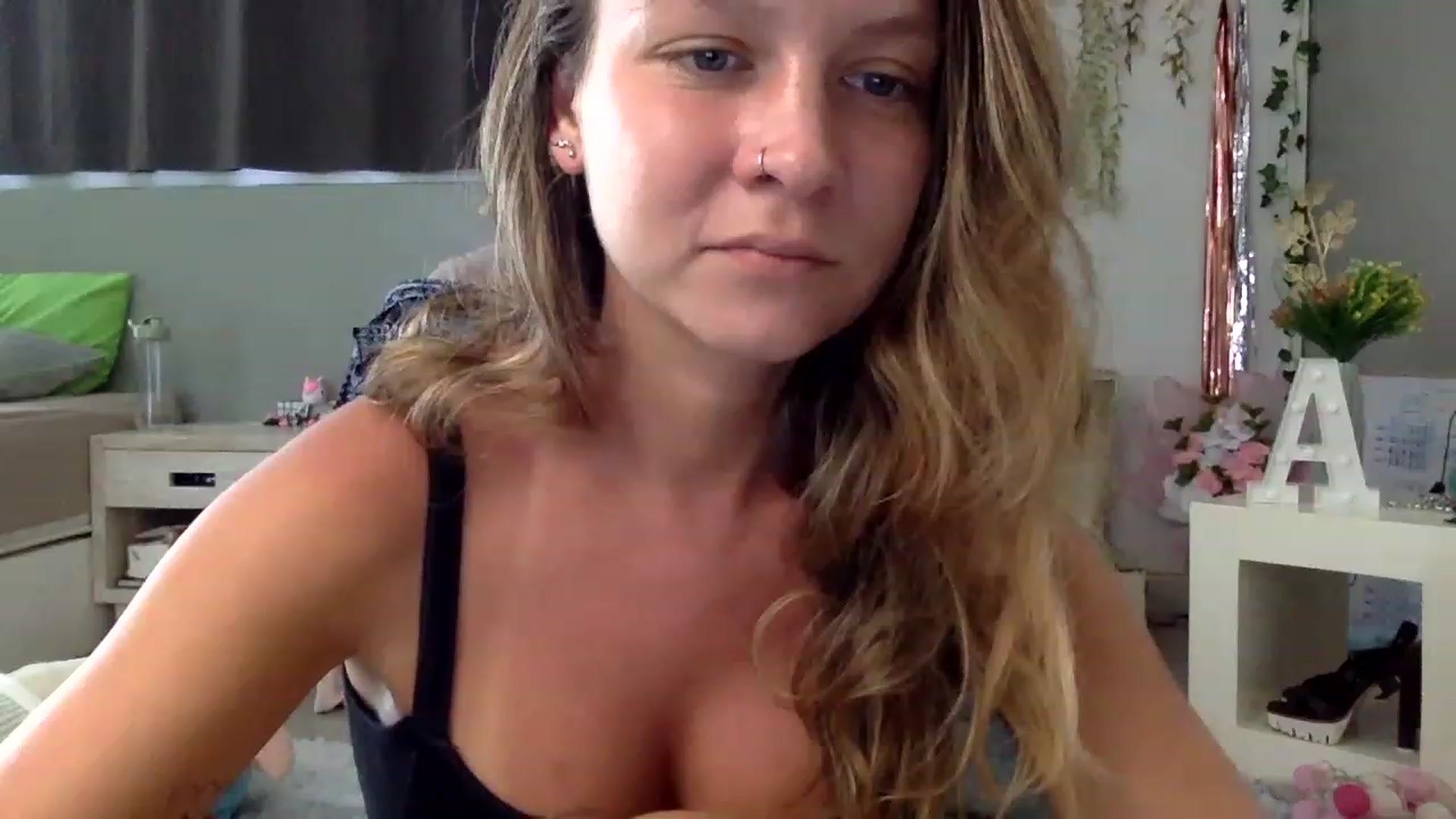 Gallery image thumbnail from Qi_ra's myfreecams stream on, 02/19/2023, 02:44 image 13 of 20