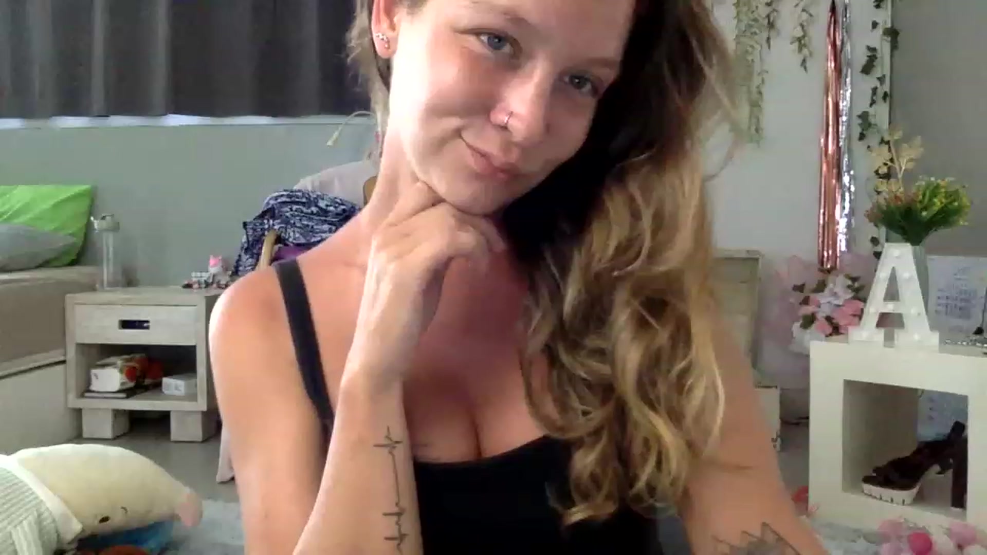 Gallery image thumbnail from Qi_ra's myfreecams stream on, 02/19/2023, 02:44 image 3 of 20