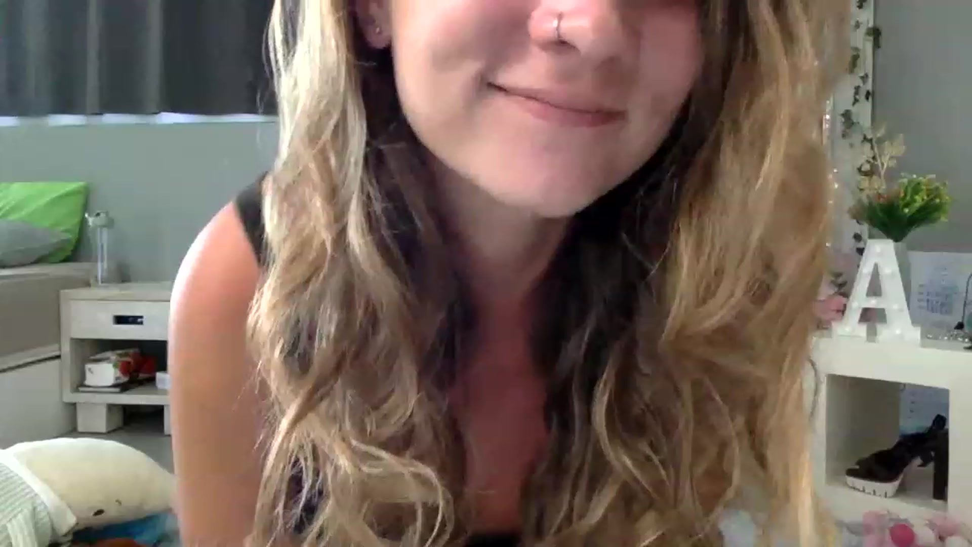 Gallery image thumbnail from Qi_ra's myfreecams stream on, 02/19/2023, 02:44 image 7 of 20
