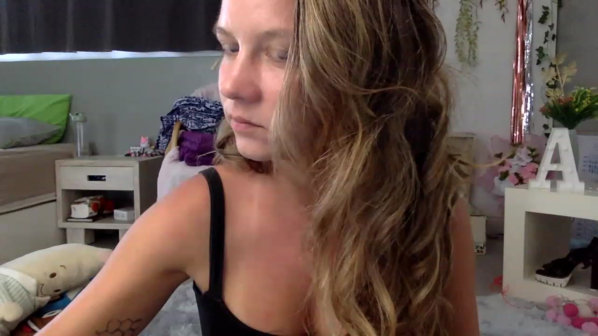 Gallery image thumbnail from Qi_ra's myfreecams stream on, 02/19/2023, 06:51 image 6 of 20
