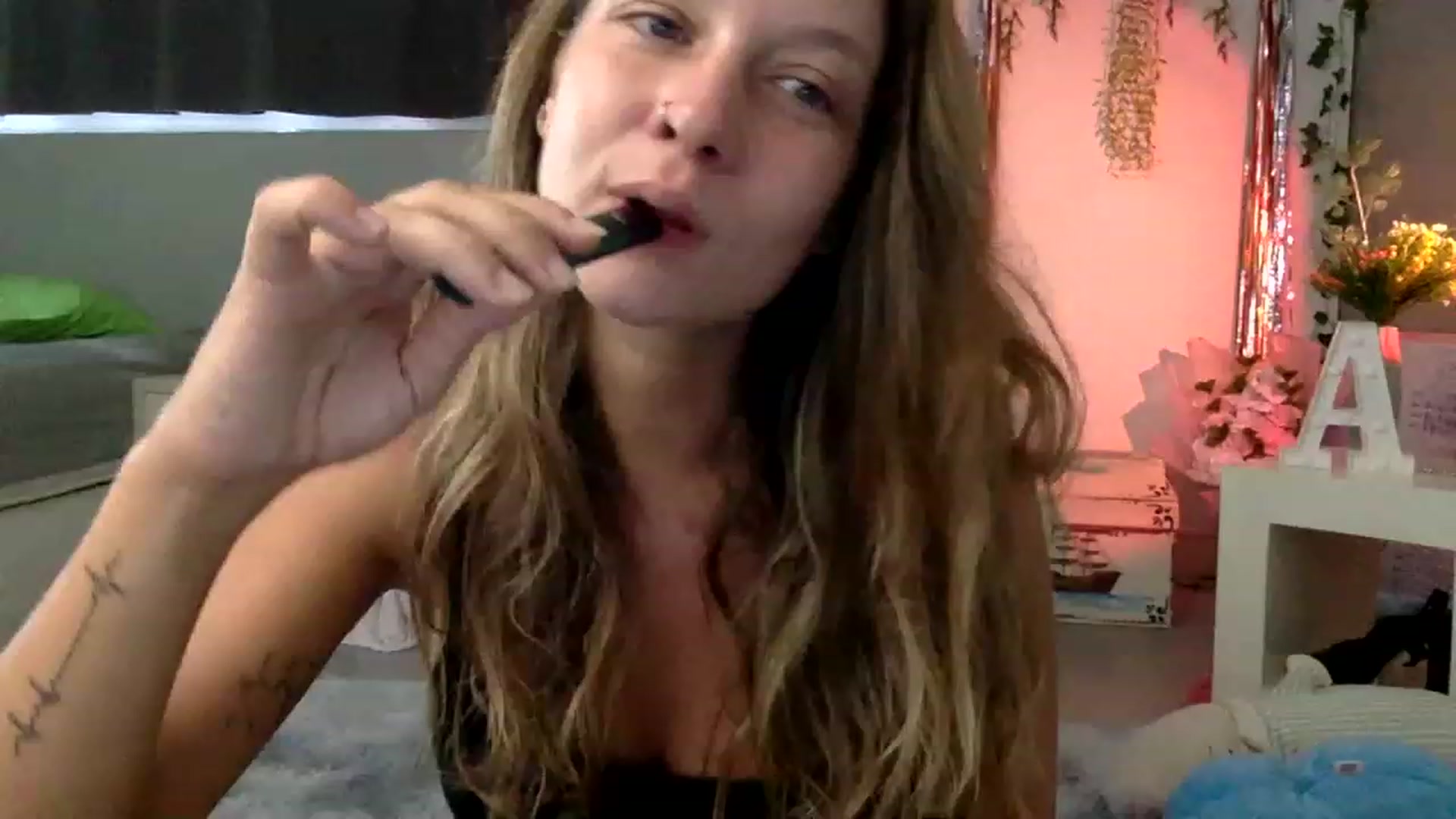 Gallery image thumbnail from Qi_ra's myfreecams stream on, 02/24/2023, 04:05 image 13 of 20