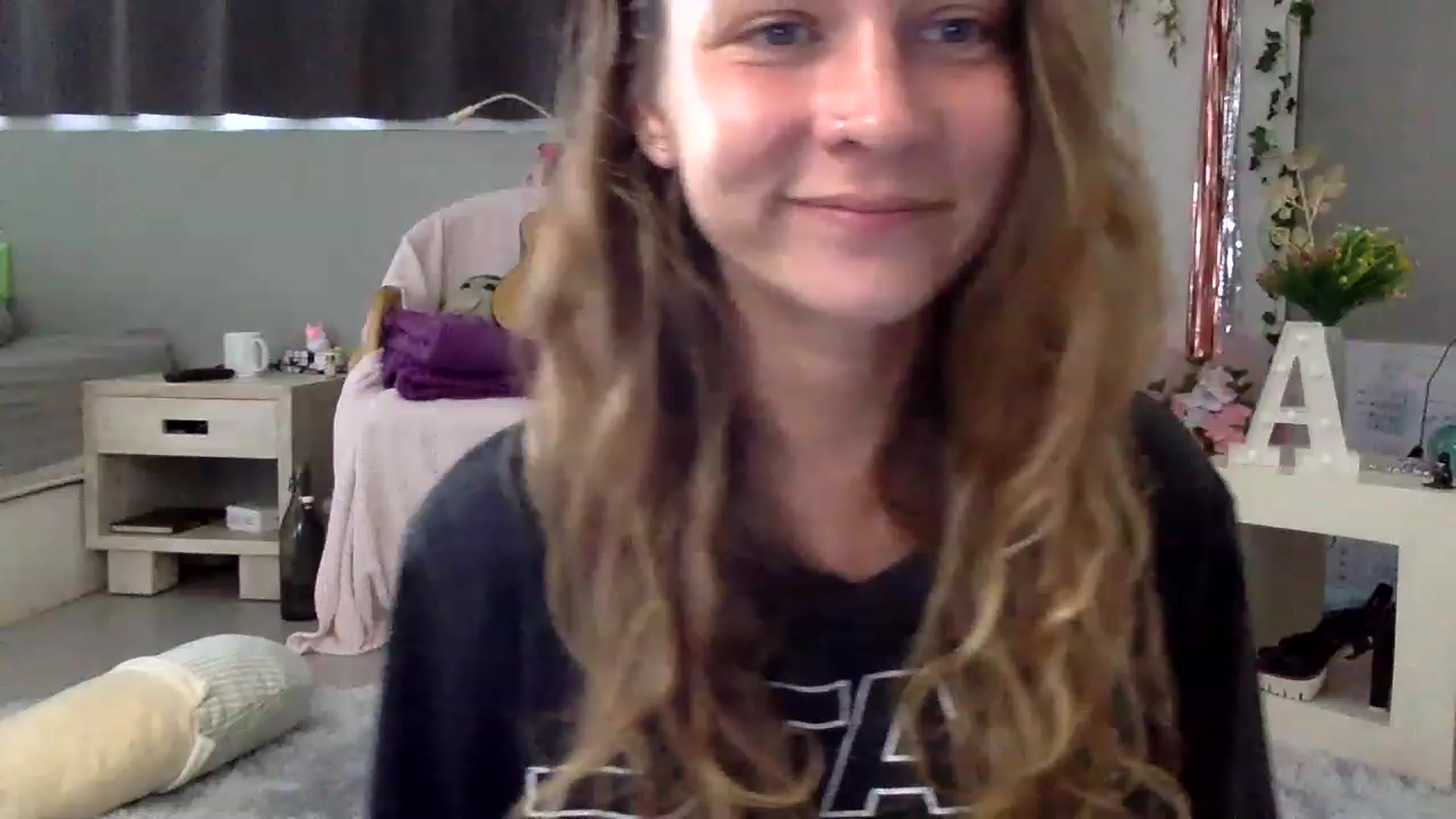 Gallery image thumbnail from Qi_ra's myfreecams stream on, 02/26/2023, 06:20 image 7 of 20