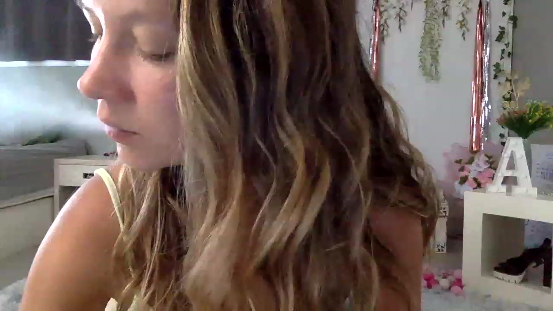 Gallery image thumbnail from Qi_ra's myfreecams stream on, 02/27/2023, 06:36 image 13 of 20