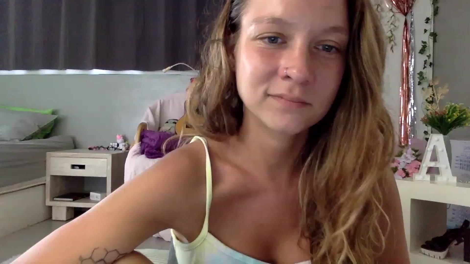 Gallery image thumbnail from Qi_ra's myfreecams stream on, 02/27/2023, 06:36 image 9 of 20