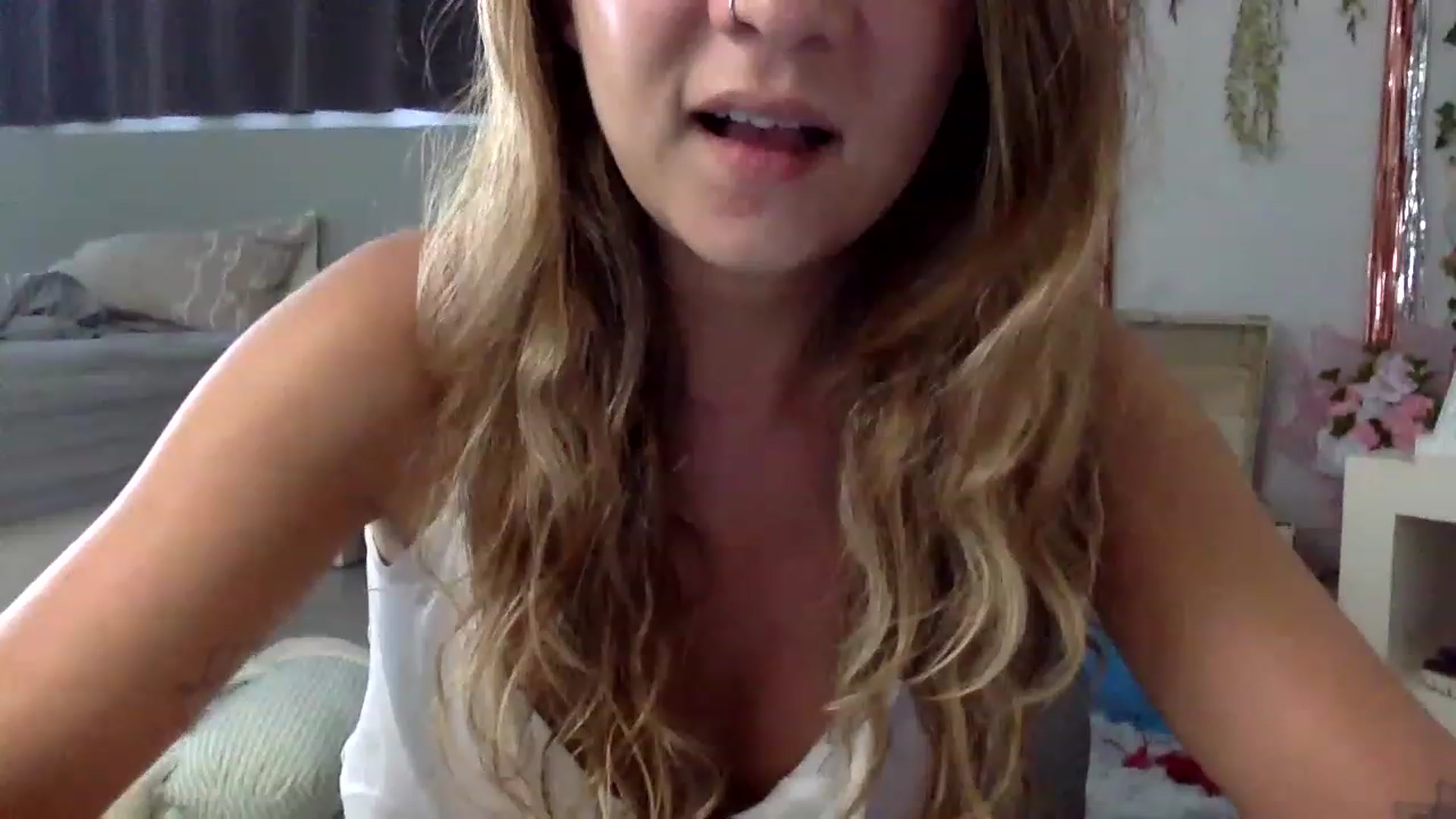 Gallery image thumbnail from Qi_ra's myfreecams stream on, 03/07/2023, 08:21 image 18 of 20