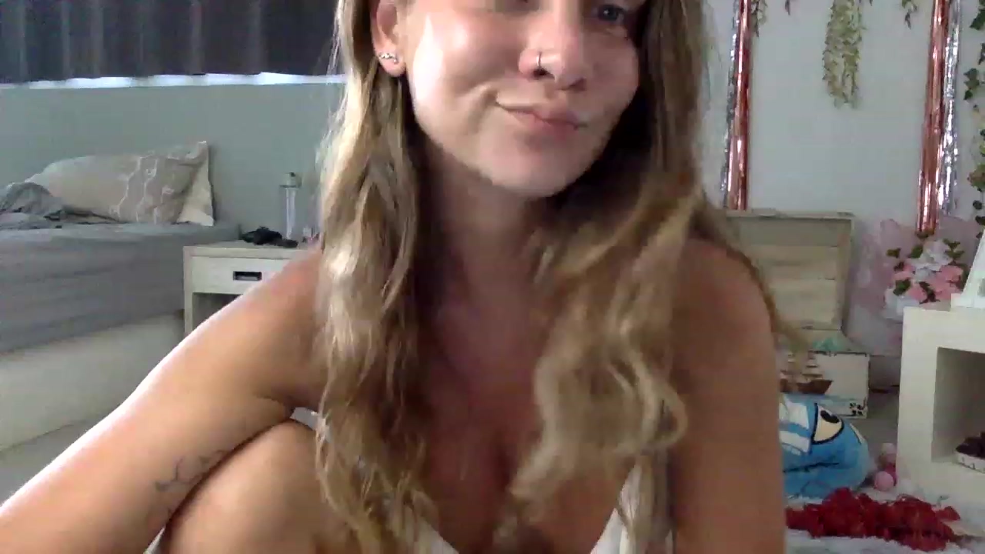 Gallery image thumbnail from Qi_ra's myfreecams stream on, 03/07/2023, 08:21 image 16 of 20
