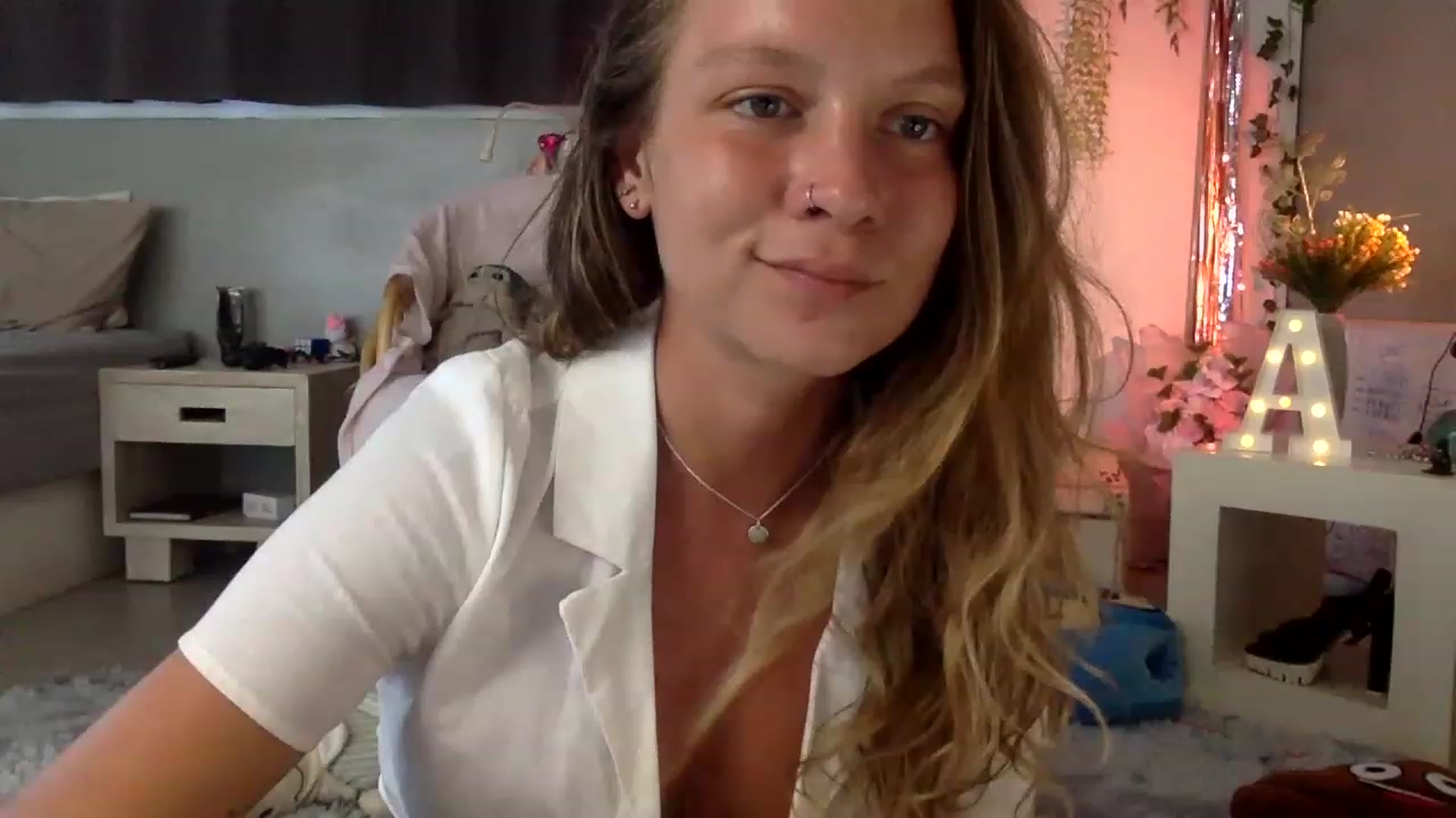 Gallery image thumbnail from Qi_ra's myfreecams stream on, 03/10/2023, 06:35 image 8 of 20