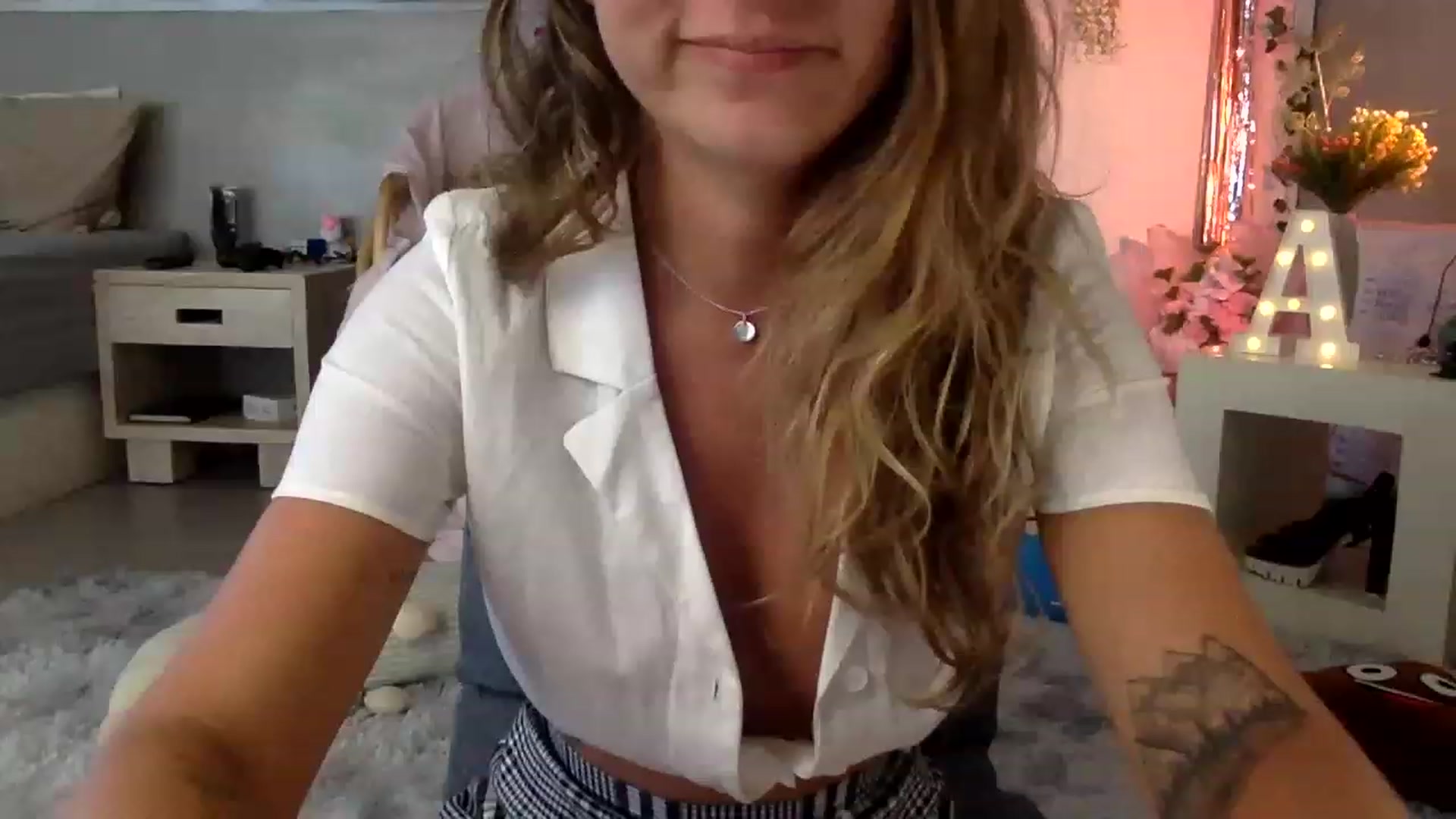 Gallery image thumbnail from Qi_ra's myfreecams stream on, 03/10/2023, 06:35 image 16 of 20
