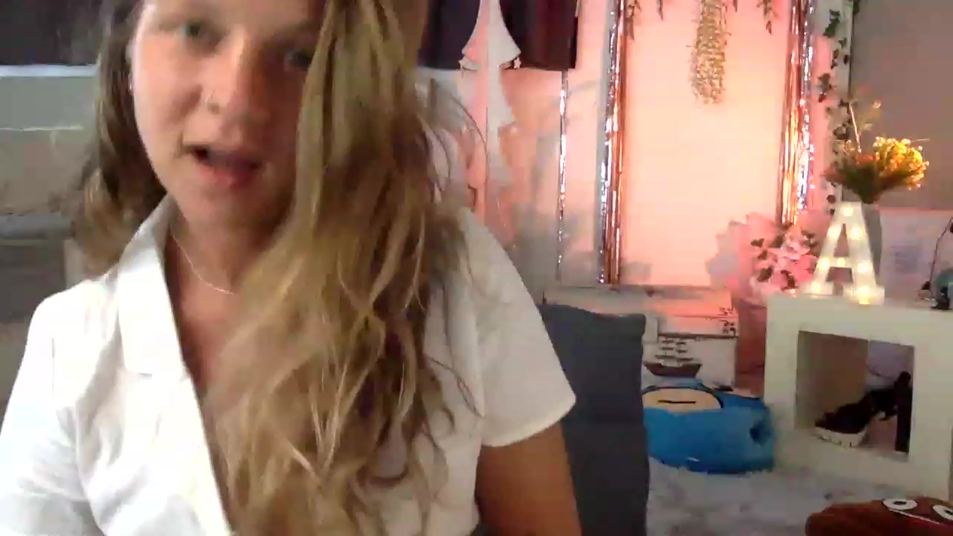Gallery image thumbnail from Qi_ra's myfreecams stream on, 03/10/2023, 06:35 image 13 of 20