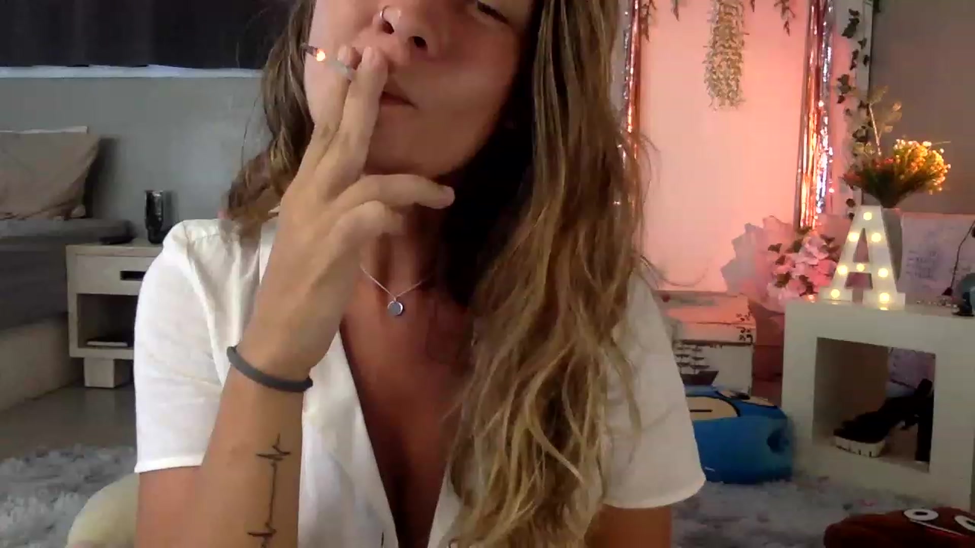 Gallery image thumbnail from Qi_ra's myfreecams stream on, 03/10/2023, 06:35 image 14 of 20