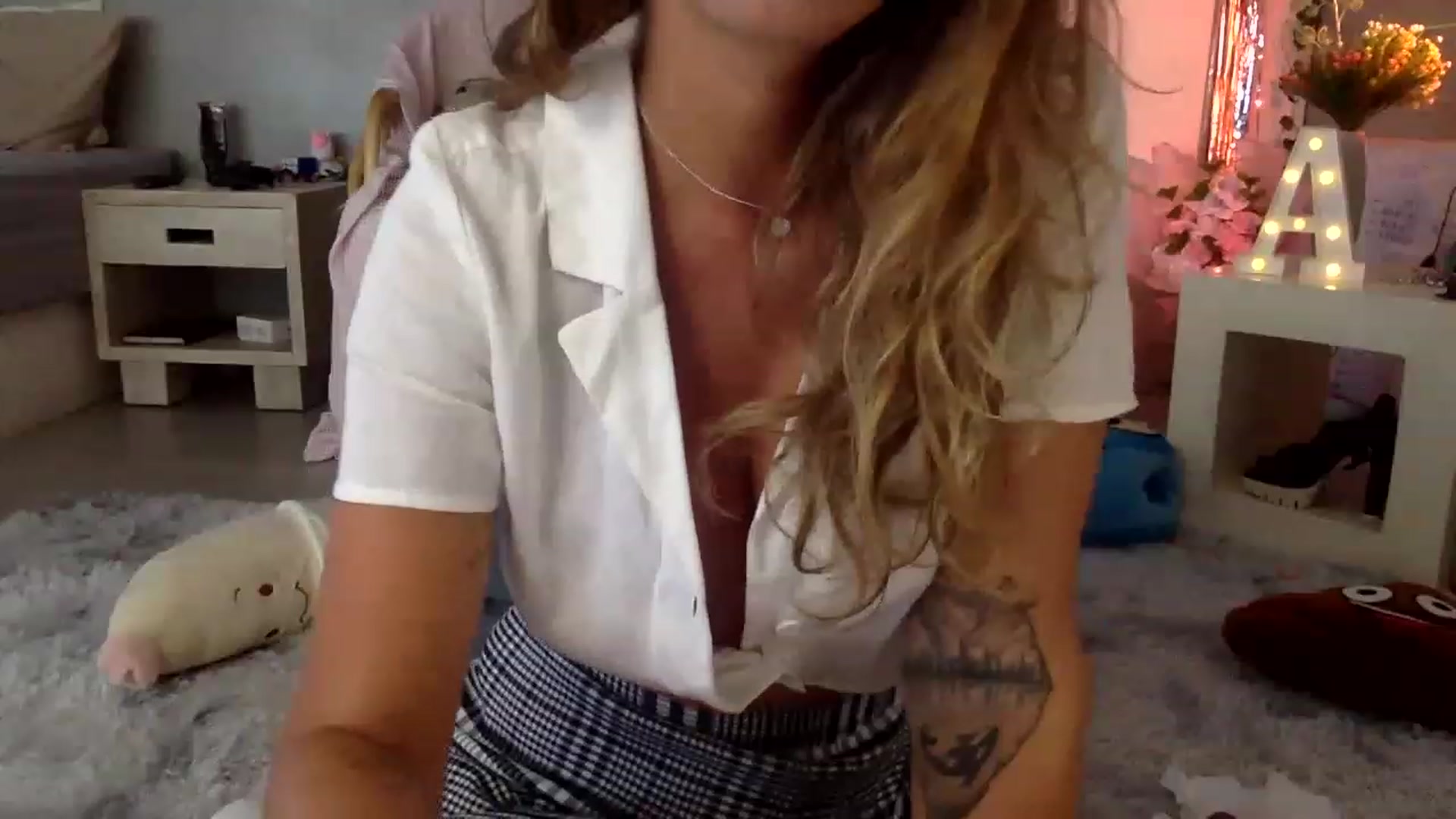 Gallery image thumbnail from Qi_ra's myfreecams stream on, 03/10/2023, 06:35 image 10 of 20