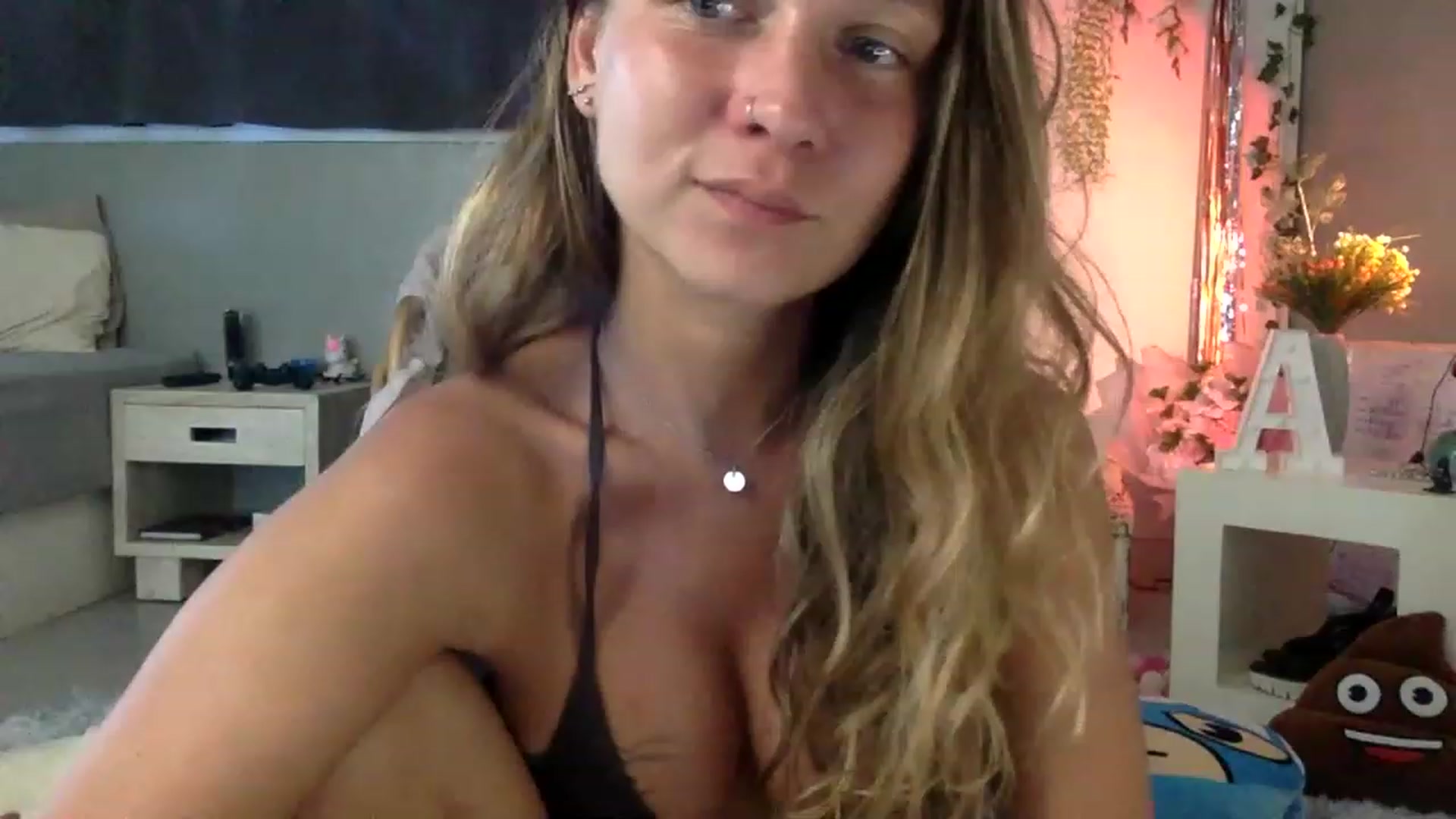 Gallery image thumbnail from Qi_ra's myfreecams stream on, 03/12/2023, 09:37 image 2 of 20