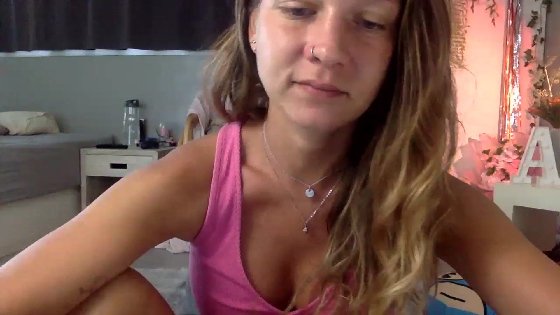 Gallery image thumbnail from Qi_ra's myfreecams stream on, 03/13/2023, 02:07 image 17 of 20