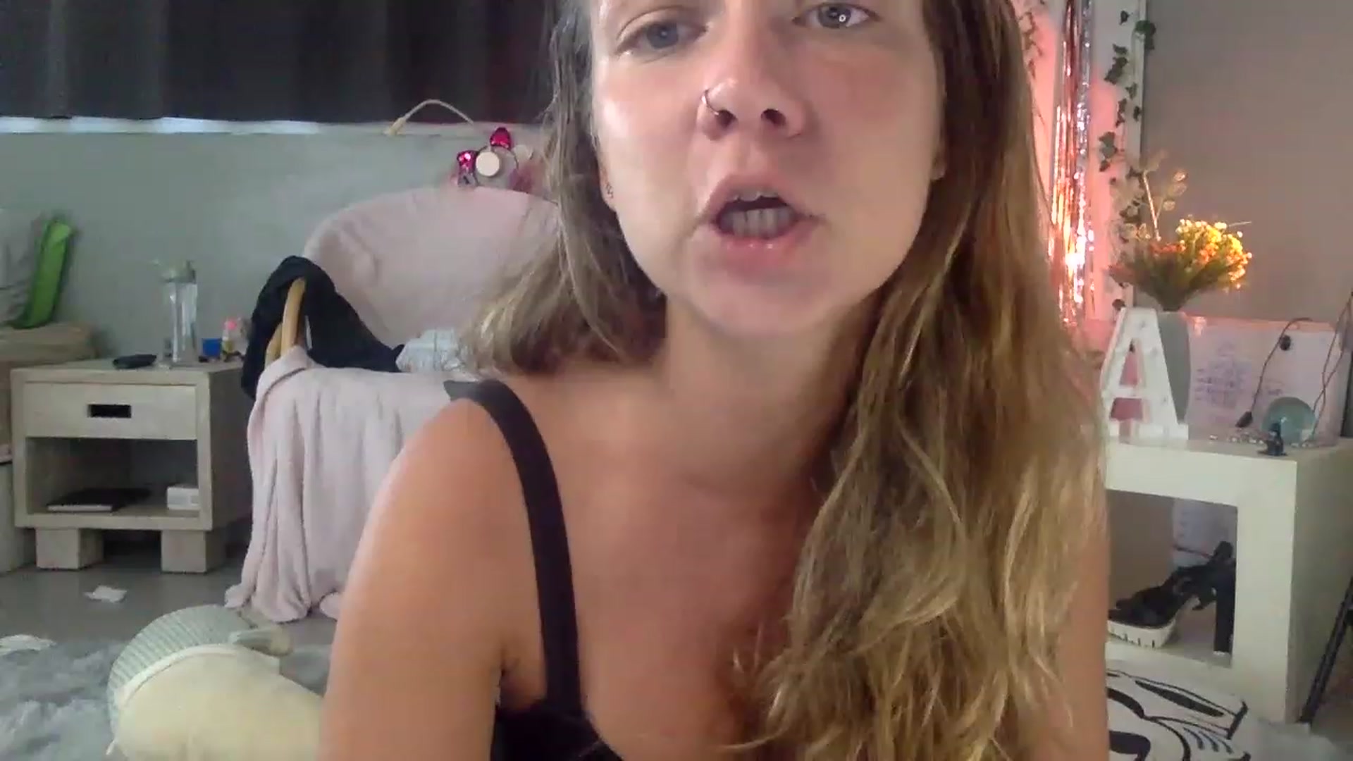 Gallery image thumbnail from Qi_ra's myfreecams stream on, 03/23/2023, 02:26 image 10 of 20