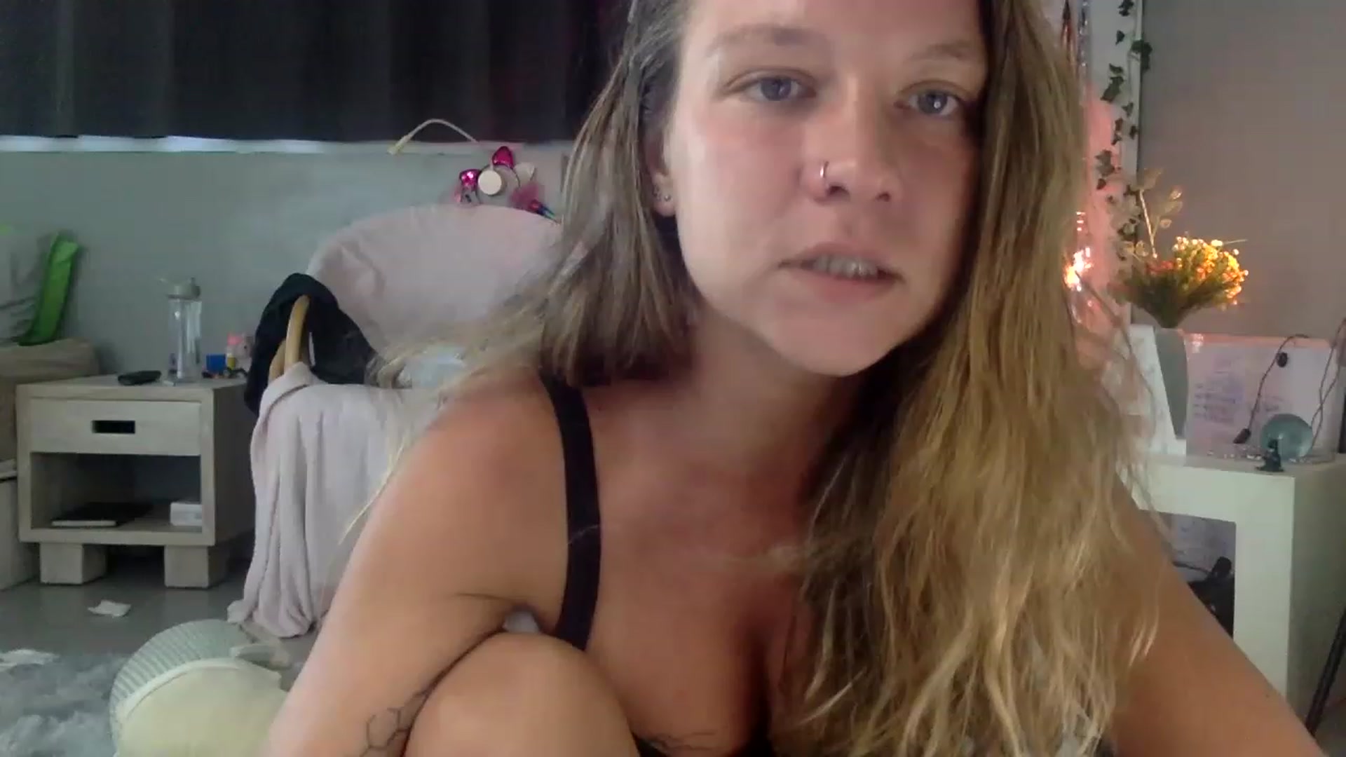 Gallery image thumbnail from Qi_ra's myfreecams stream on, 03/23/2023, 02:26 image 3 of 20