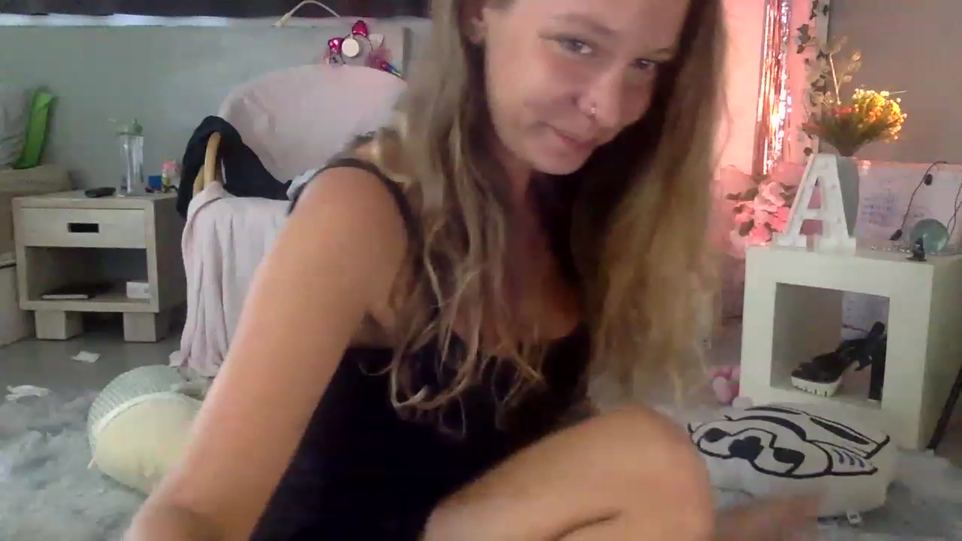 Gallery image thumbnail from Qi_ra's myfreecams stream on, 03/23/2023, 02:26 image 6 of 20