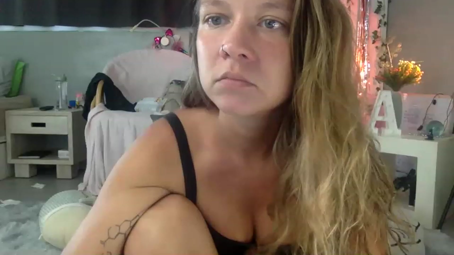Gallery image thumbnail from Qi_ra's myfreecams stream on, 03/23/2023, 02:26 image 14 of 20