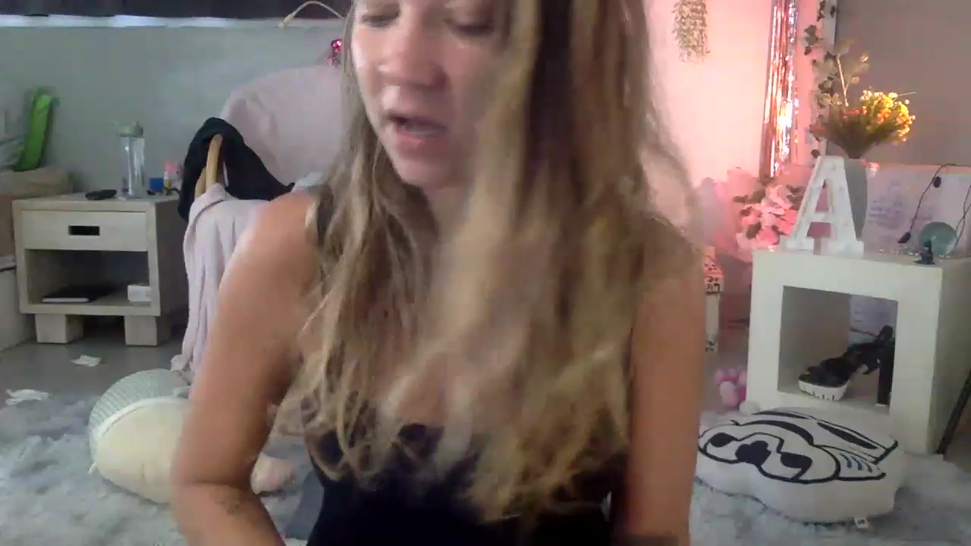 Gallery image thumbnail from Qi_ra's myfreecams stream on, 03/23/2023, 02:26 image 5 of 20