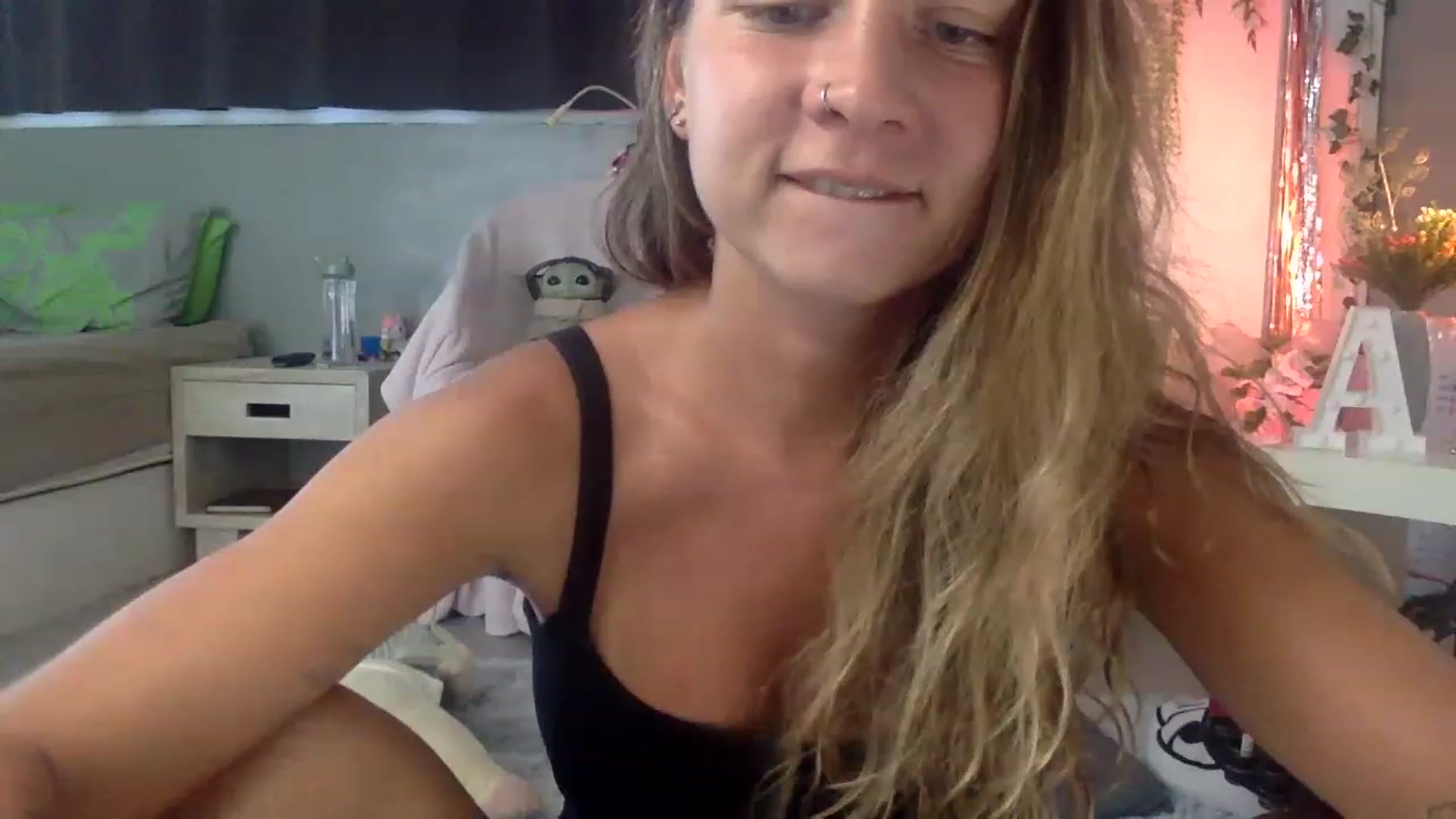 Gallery image thumbnail from Qi_ra's myfreecams stream on, 03/23/2023, 05:52 image 10 of 20