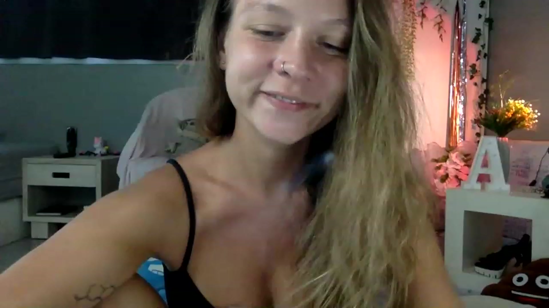 Gallery image thumbnail from Qi_ra's myfreecams stream on, 04/01/2023, 08:47 image 17 of 20