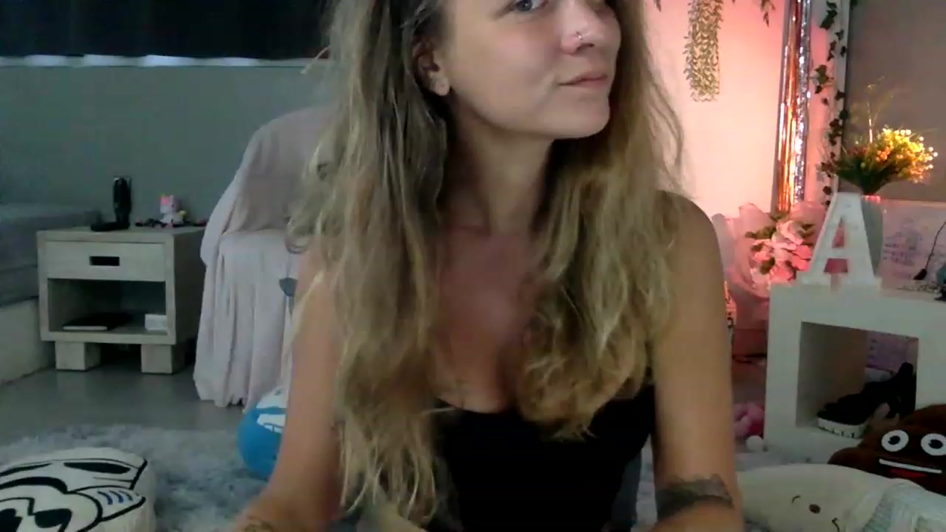 Gallery image thumbnail from Qi_ra's myfreecams stream on, 04/01/2023, 08:47 image 2 of 20