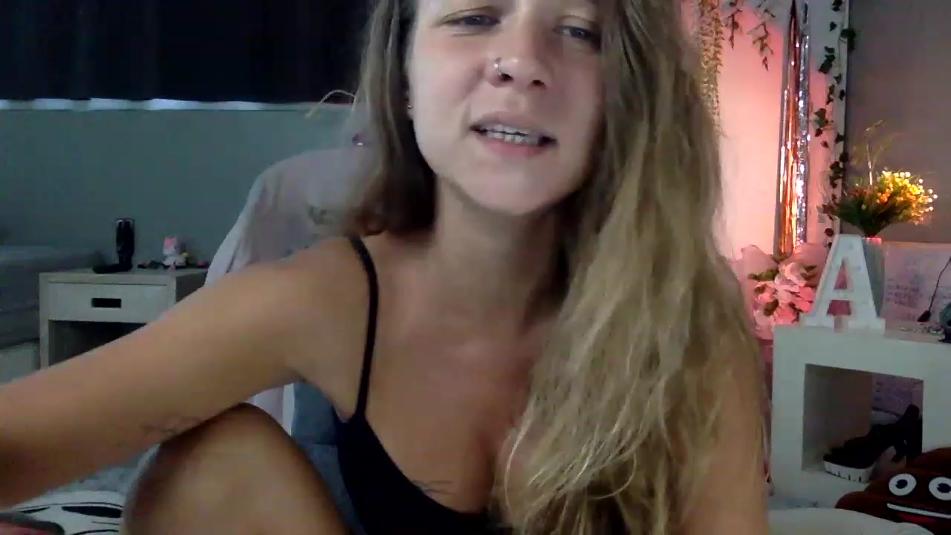 Gallery image thumbnail from Qi_ra's myfreecams stream on, 04/01/2023, 08:47 image 4 of 20