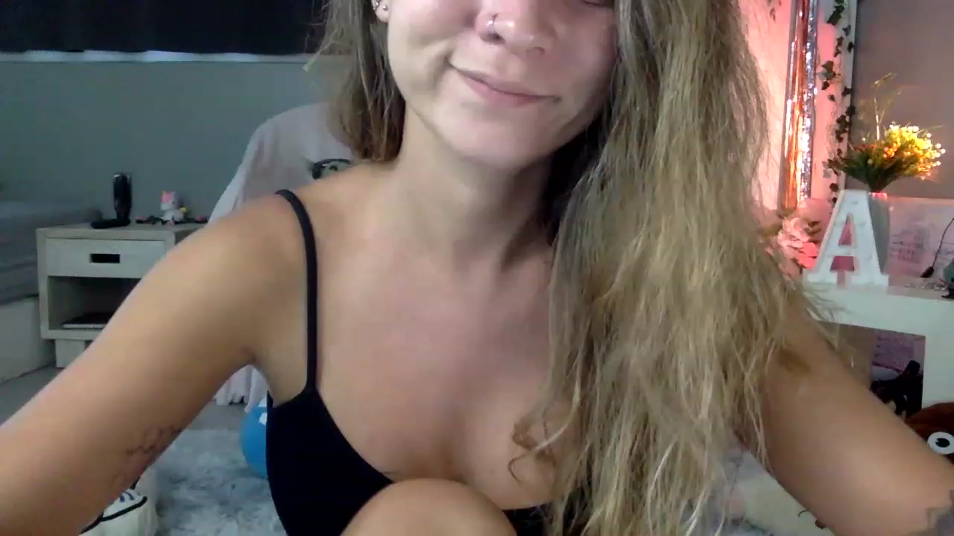 Gallery image thumbnail from Qi_ra's myfreecams stream on, 04/01/2023, 08:47 image 20 of 20