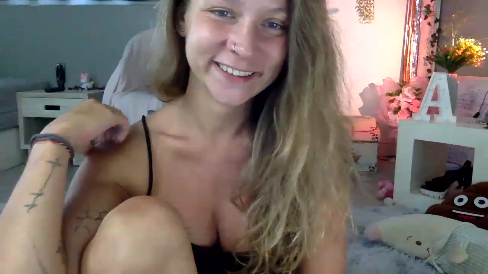 Gallery image thumbnail from Qi_ra's myfreecams stream on, 04/01/2023, 08:47 image 8 of 20