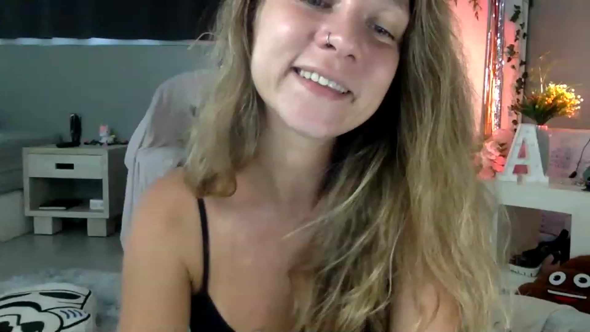 Gallery image thumbnail from Qi_ra's myfreecams stream on, 04/01/2023, 08:47 image 13 of 20