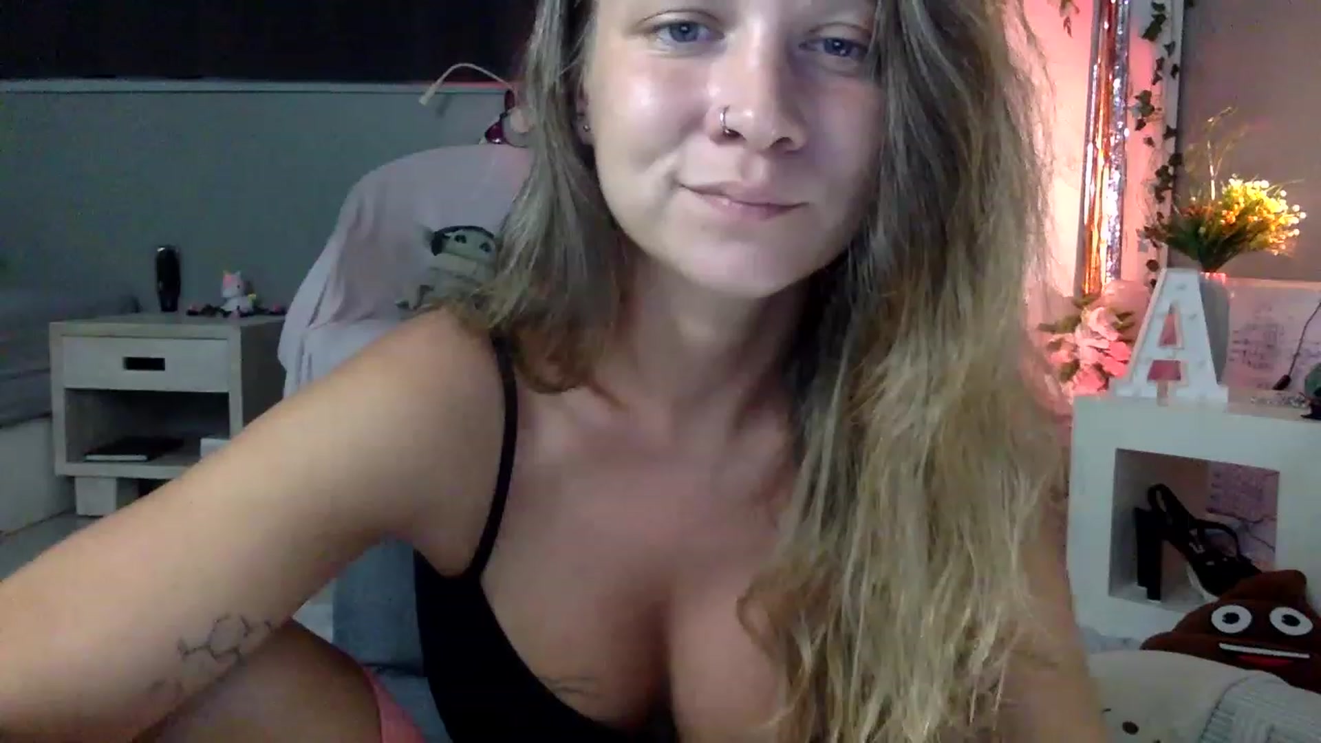 Gallery image thumbnail from Qi_ra's myfreecams stream on, 04/01/2023, 10:19 image 18 of 20