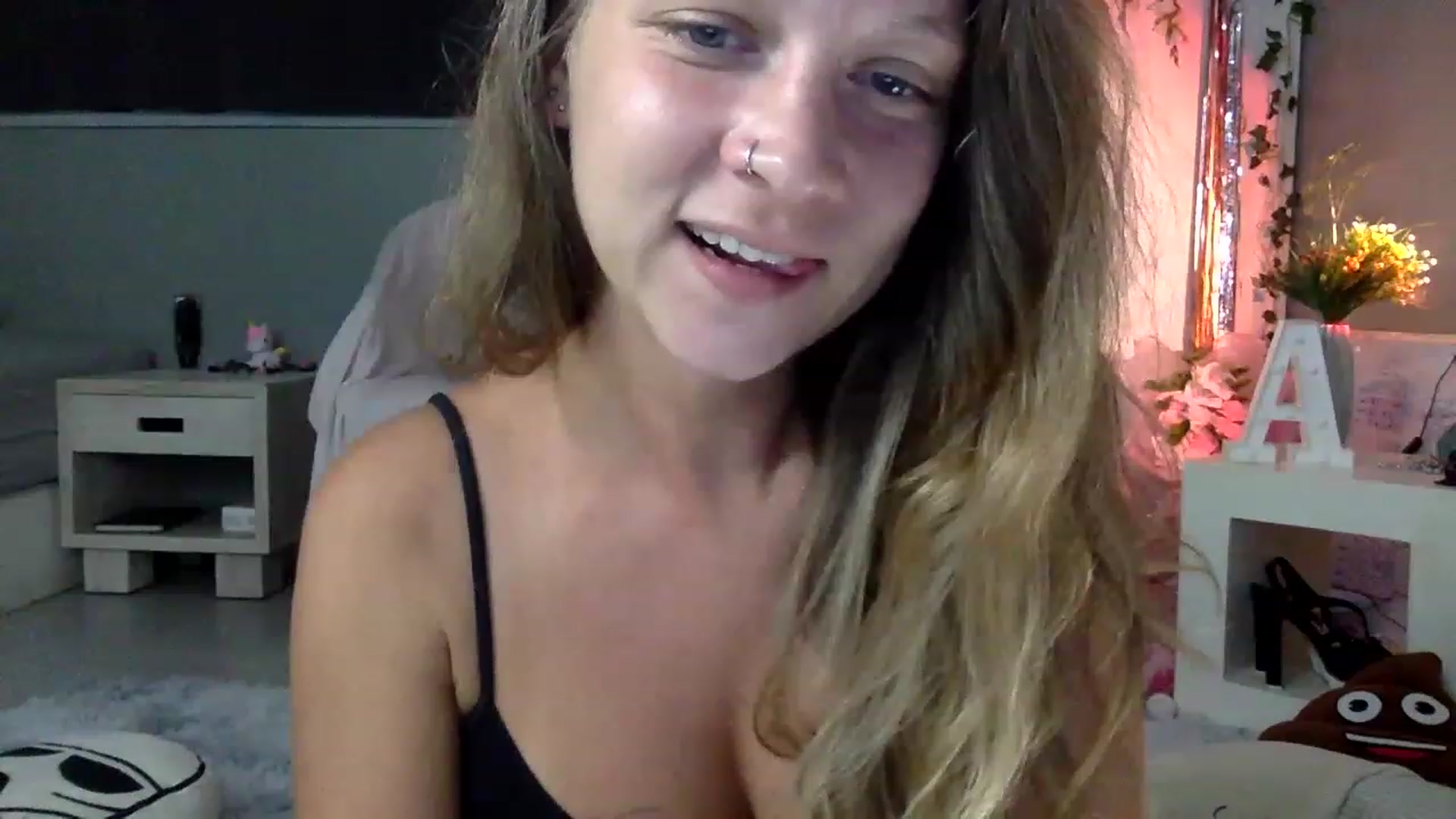 Gallery image thumbnail from Qi_ra's myfreecams stream on, 04/01/2023, 10:19 image 4 of 20