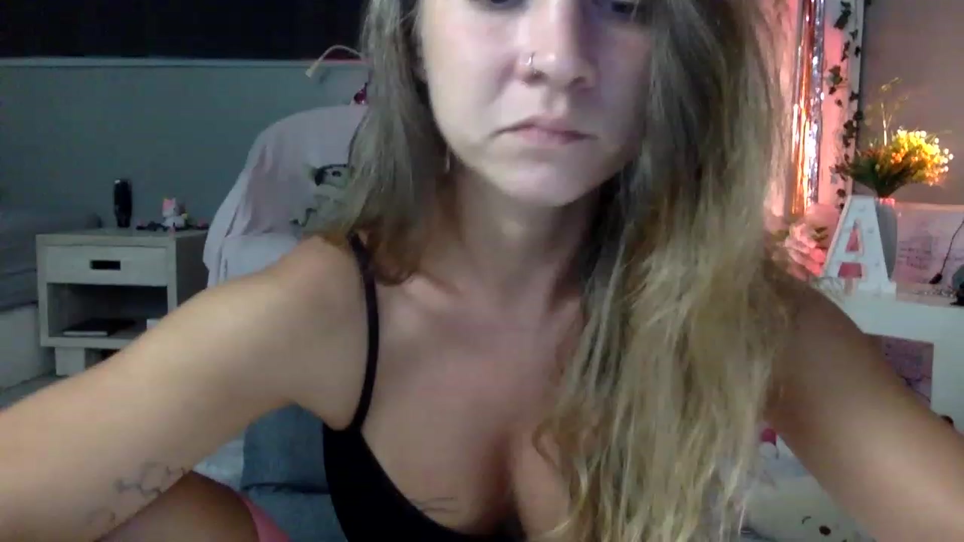 Gallery image thumbnail from Qi_ra's myfreecams stream on, 04/01/2023, 10:19 image 20 of 20