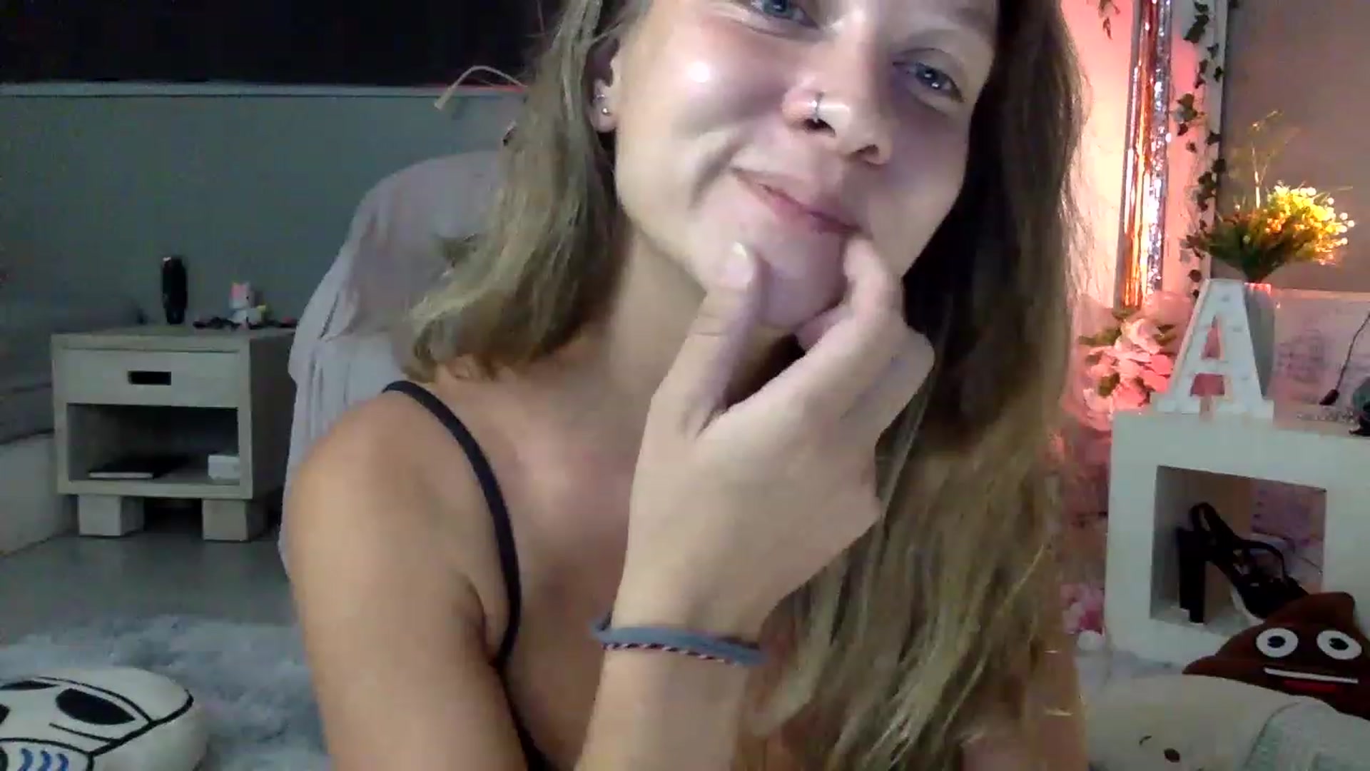 Gallery image thumbnail from Qi_ra's myfreecams stream on, 04/01/2023, 10:19 image 9 of 20