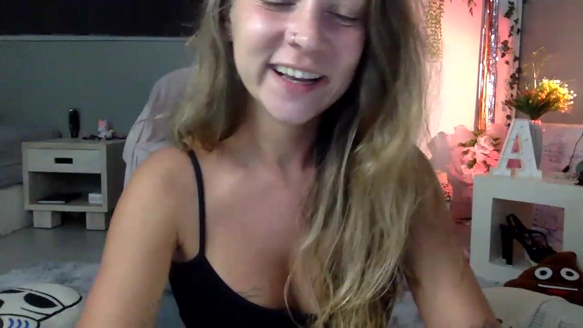 Gallery image thumbnail from Qi_ra's myfreecams stream on, 04/01/2023, 10:19 image 10 of 20