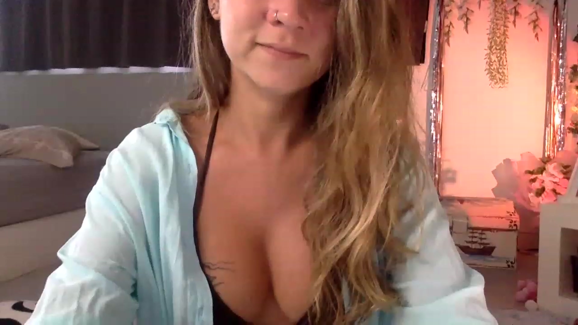 Gallery image thumbnail from Qi_ra's myfreecams stream on, 04/02/2023, 07:06 image 7 of 20